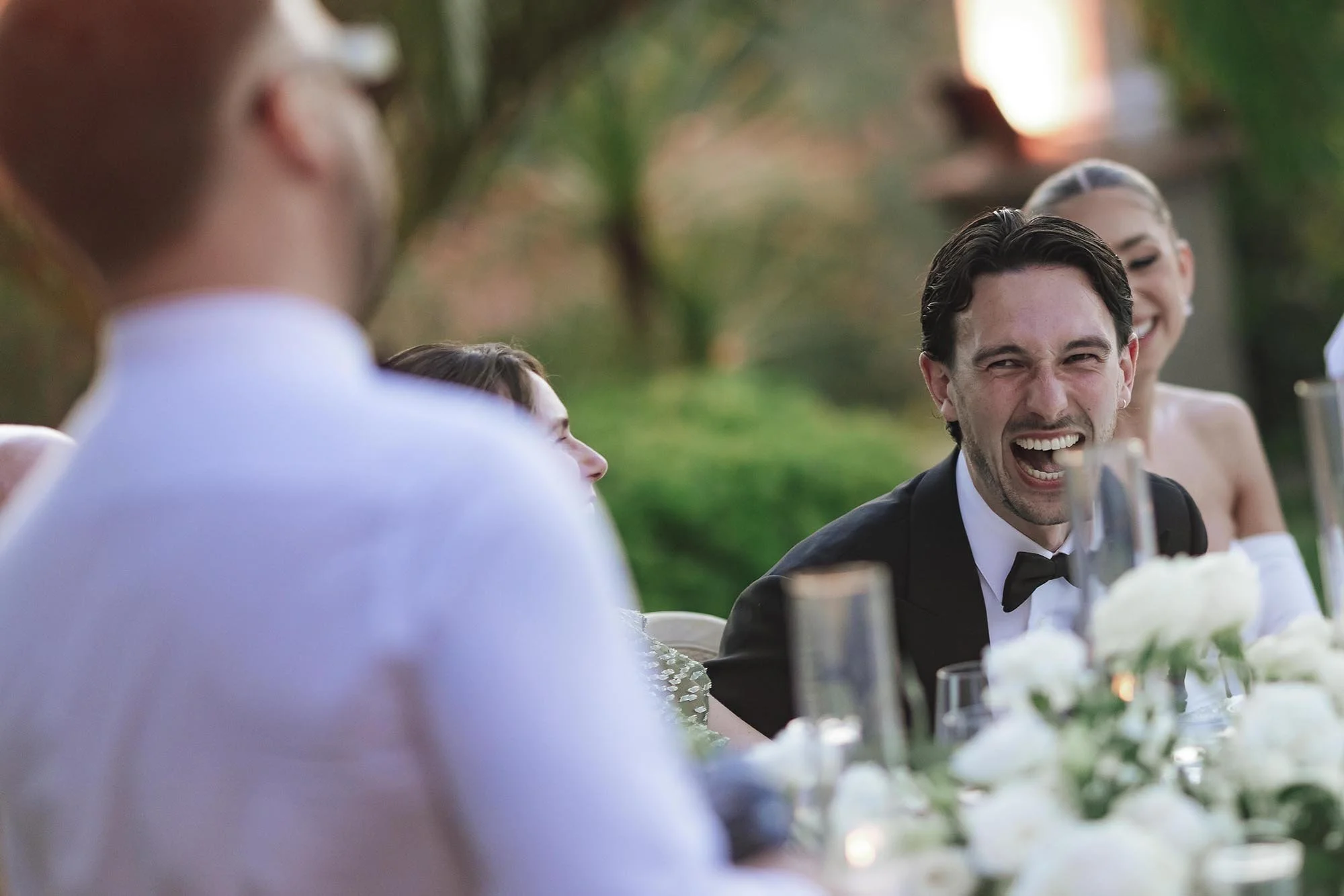 Moments of the speeches during te dinner wit the warm light of the sunset