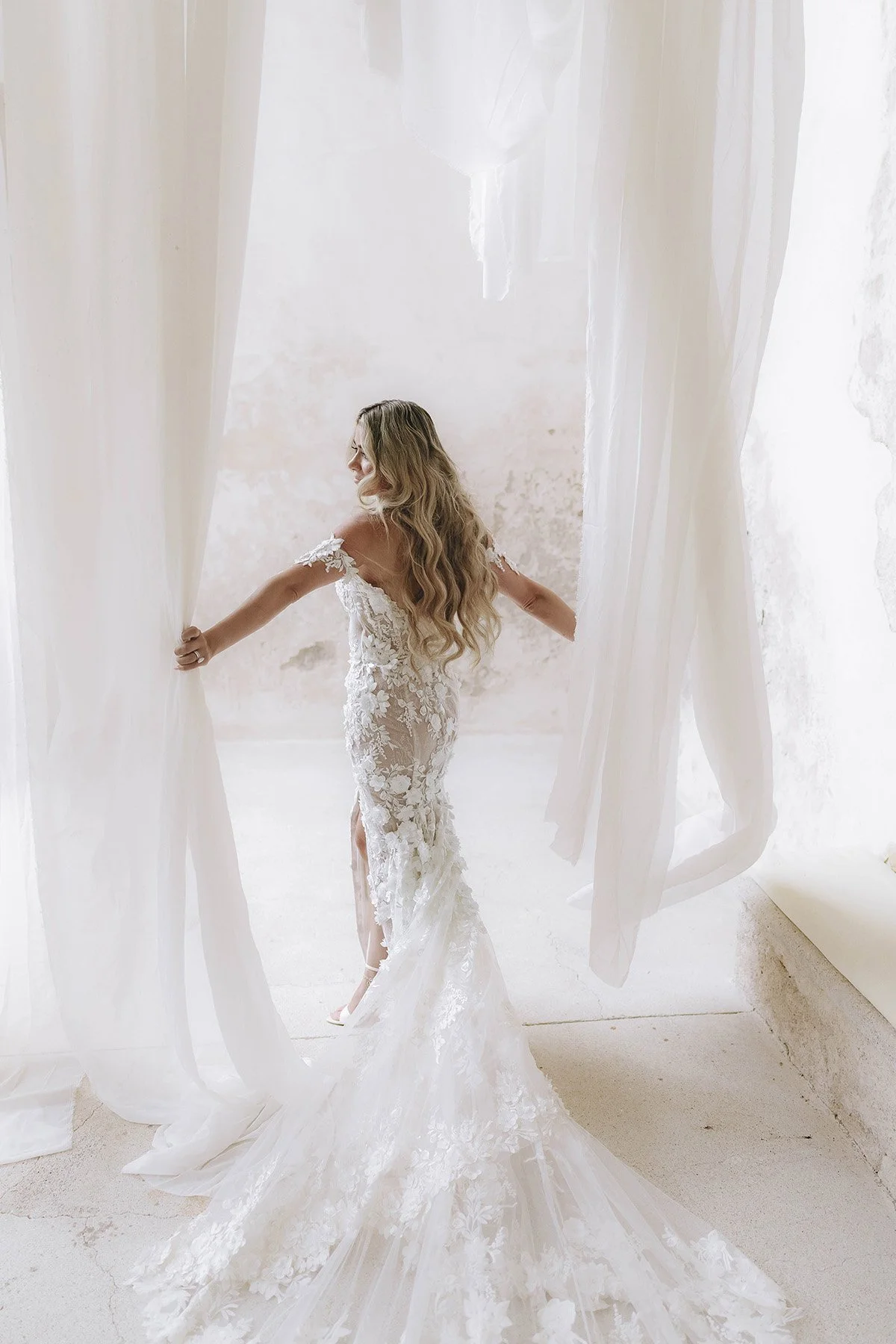 Timeless and editorial portrait of a bride at Hotel il Convento Anantara in Amalfi. Photo by Rellini art studio destination wedding photographer in Amalfi