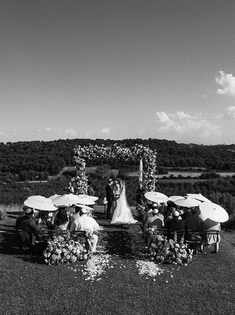 destination-wedding-tuscany-siena-borgo-laticastelli-photographer. jewish celebration with a stunning view on the hills near Siena
