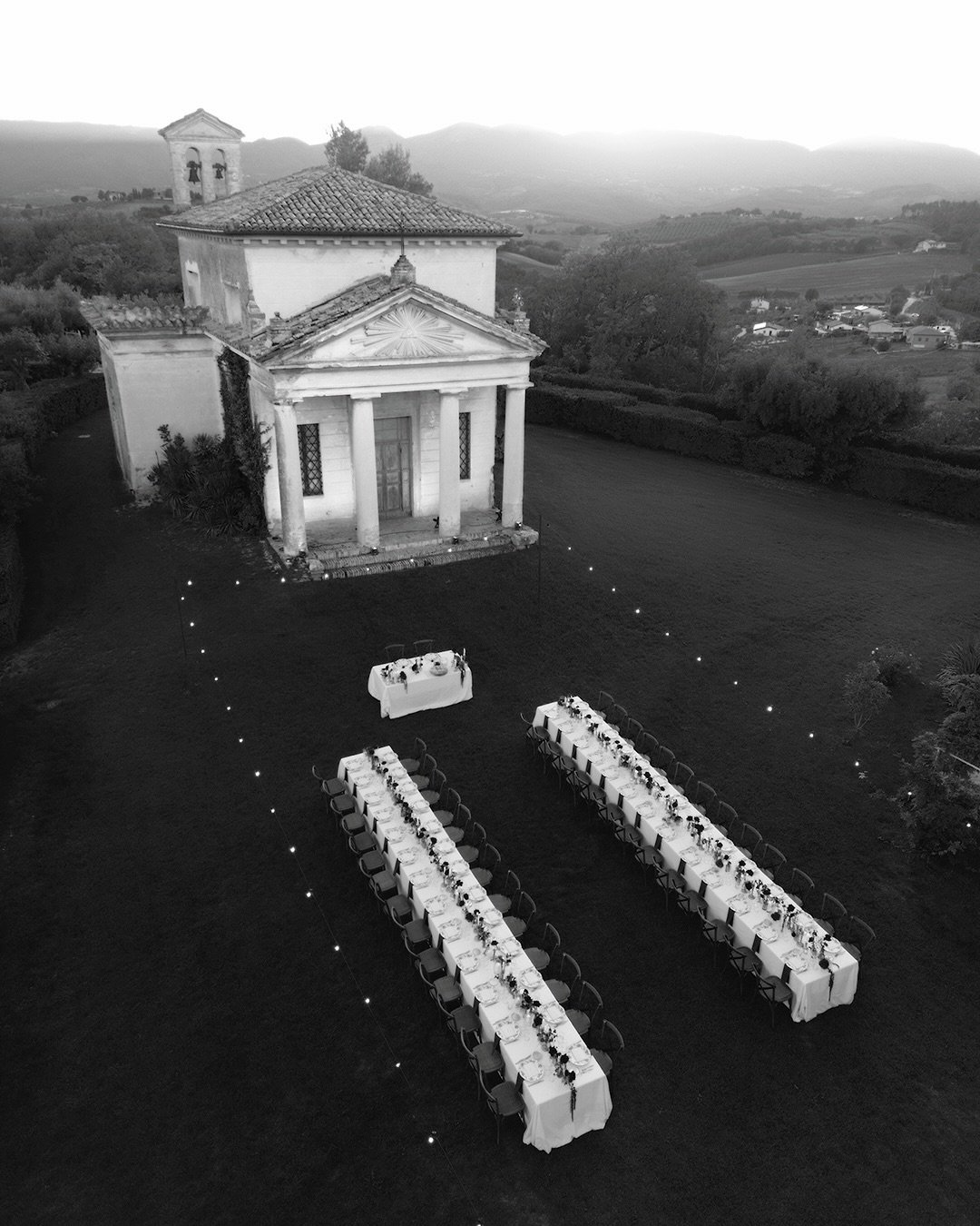 A hidden villa in Umbria, just outside Spoleto.
Not the usual Tuscan castle vibe &mdash; no show, no noise. Just quiet charm.
Green everywhere. You can feel it in the air.
And inside, walls telling stories through old frescoes.
It&rsquo;s the kind of