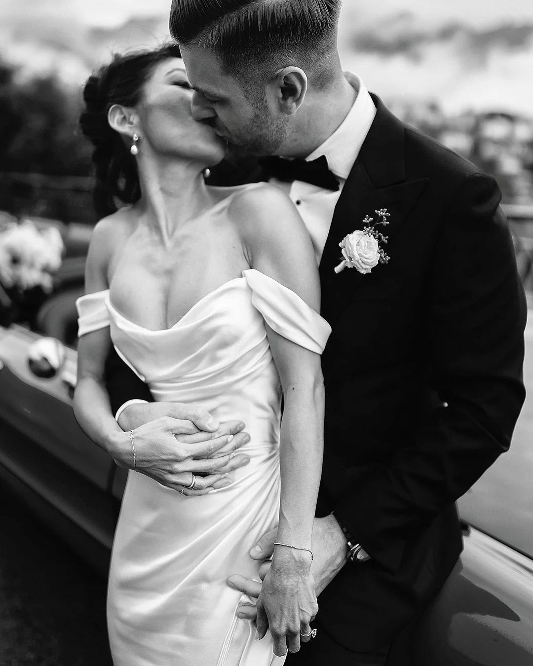 An unexpected September fog turned this Ravello intimate wedding into something straight out of a dream. The private ceremony in the gardens of Hotel Caruso overlooked hills gently wrapped in mist &mdash; soft, poetic, and endlessly romantic. The por