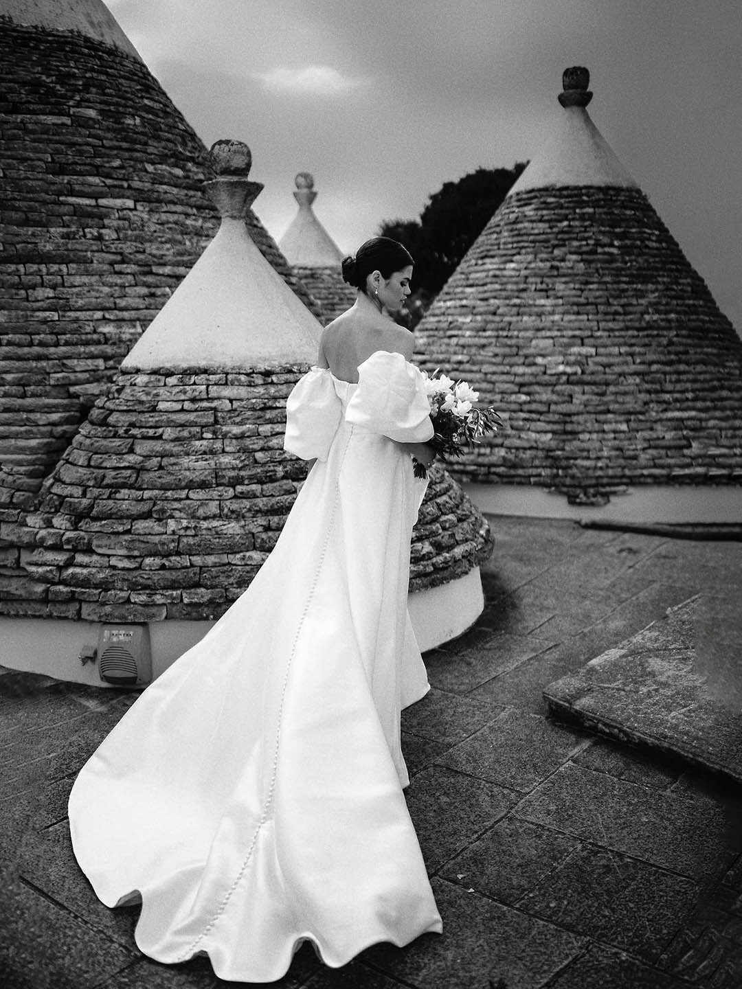 There&rsquo;s something quietly powerful about photographing a bride as she walks away.
It&rsquo;s in the back of the dress, the way the fabric moves, the posture, the light catching just enough detail without revealing everything. That&rsquo;s where