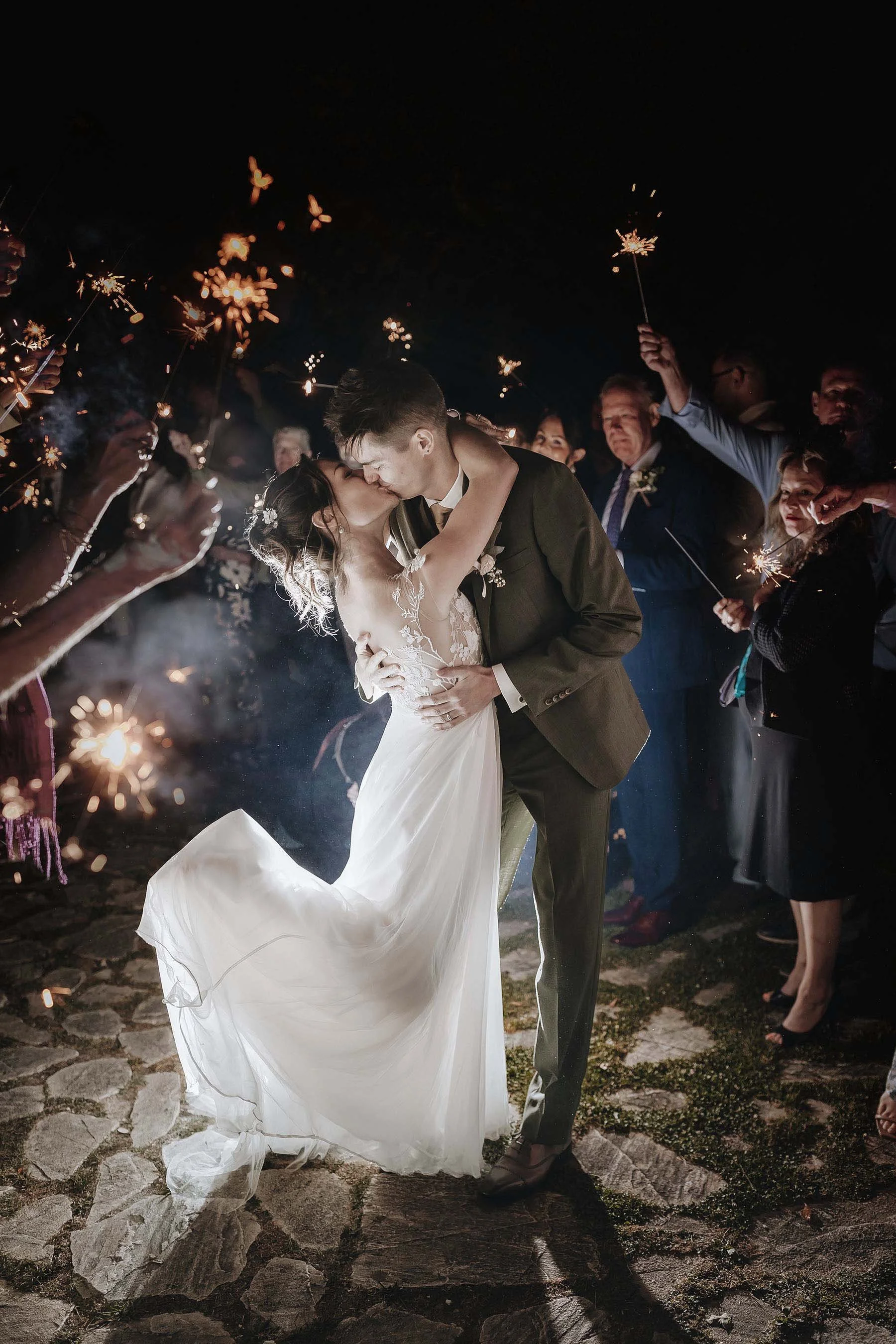 destination-wedding-Umbria-Perugia-Assisi-photographer-timeless-documentary-castello-Petrata-Rosciano
