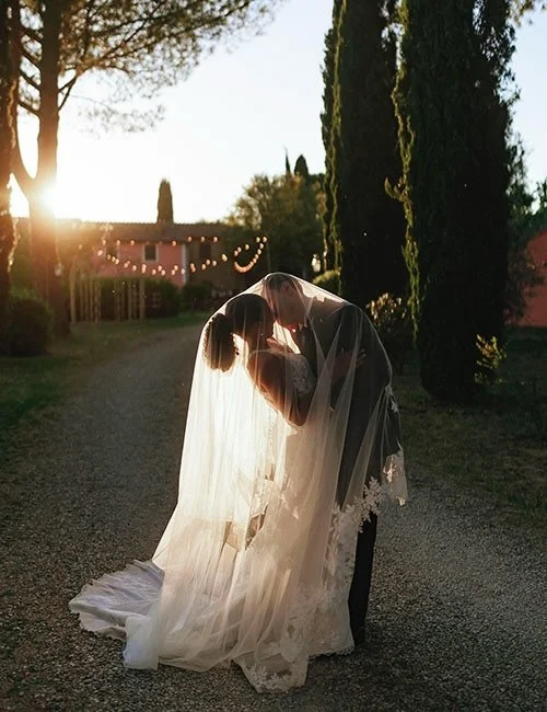 Sebastian and Amanda travelled from Switzerland to the hills of Siena to celebrate their love surrounded by the timeless atmosphere of @anticoborgosanlorenzo .
A laid back day filled with warm light, authentic emotions, laughter, long hugs and the ki