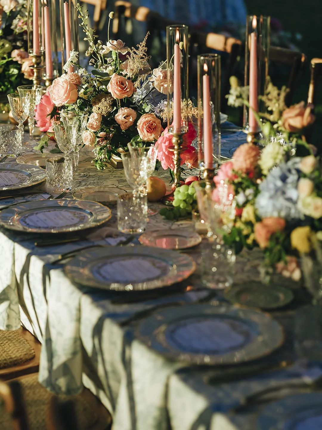 destination-wedding-tuscany-siena-borgo-laticastelli-photographer. table setting at sunset