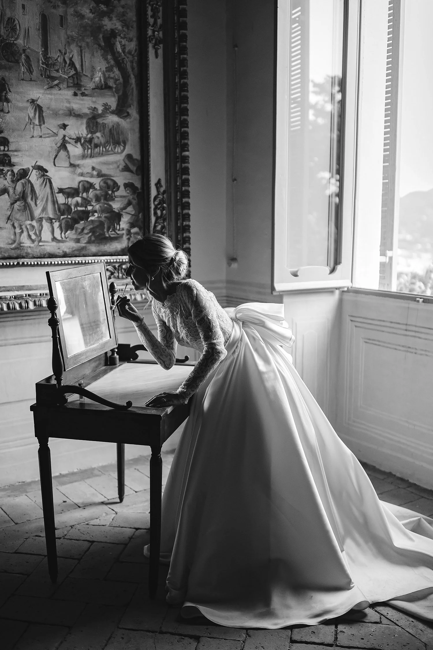 Destination wedding in Italy, photo by Rellini art studio best wedding photographers in Tuscany. Bride putting her makeup in front of a mirror
