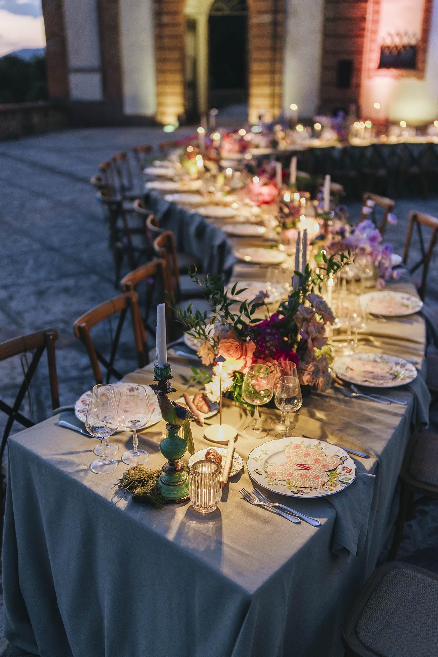 Luxury table setting at Castello di Solfagnano in Umbria, luxury wedding photography by Rellini art studio, best wedding photographers in Umbria