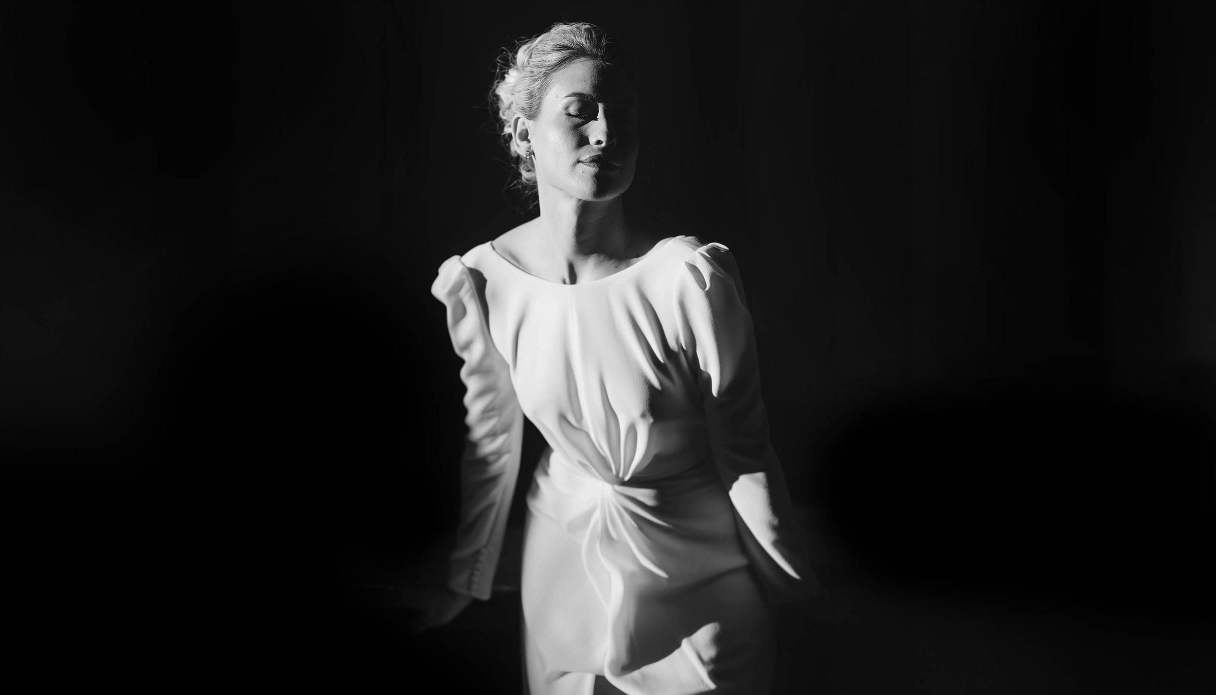 Dramatic portrait of a bride in a dramatic light