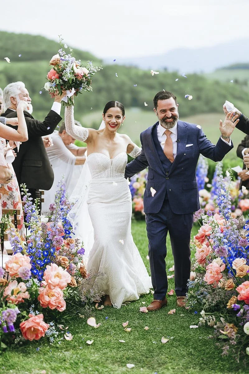 The moments of the ceremony at Terre di Nano wedding venue in Tuscany with bride and groom celebrated with confetti Photo by Rellini art studio award winning married photographers duo