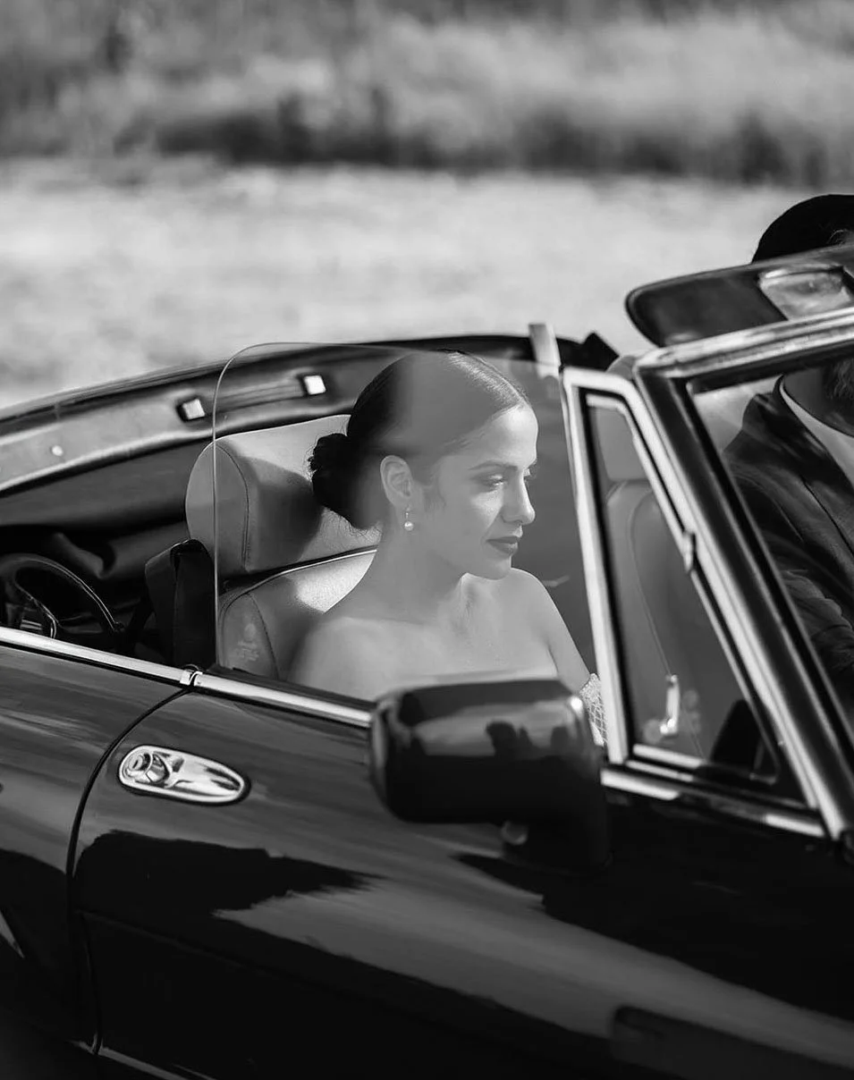 destination-wedding-tuscany-siena-terre-di-nano-photographer, elegant portrait of a bride in a car at Terre di Nano