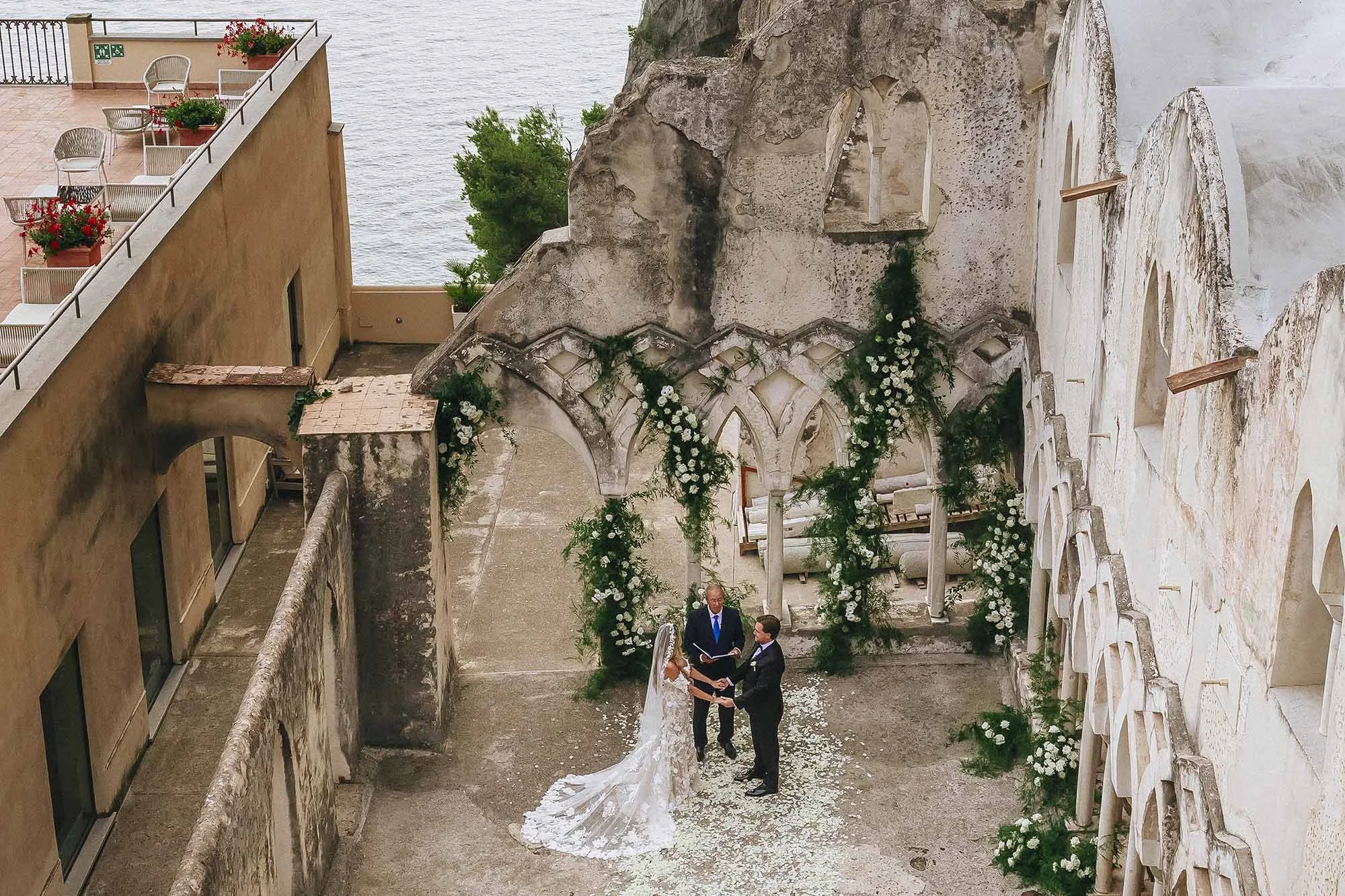 Amalfi coast wedding photographer Aerial view of the ceremony at Hotel il Convento Anantara in Amalfi. Photo by Rellini art studio