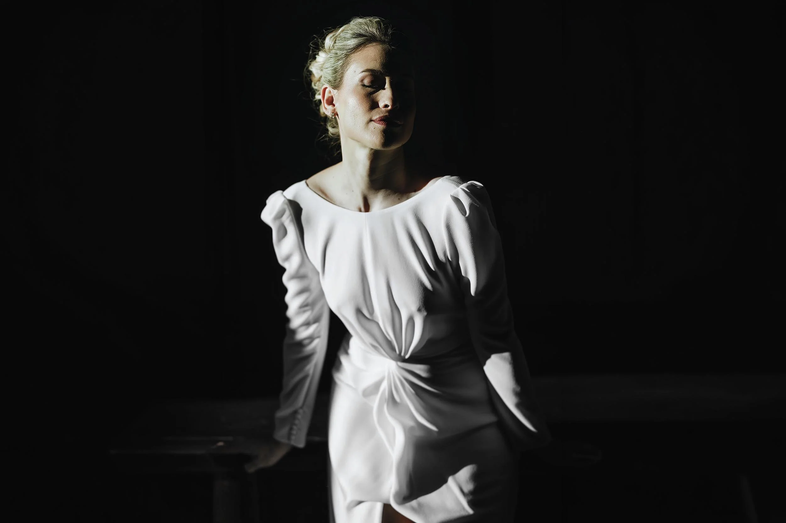 Dramatic and magazine style portrait of bride looking elegant in an editorial style photo with a dramatic light. Photo by Rellini art studio best wedding photographer in Umbria