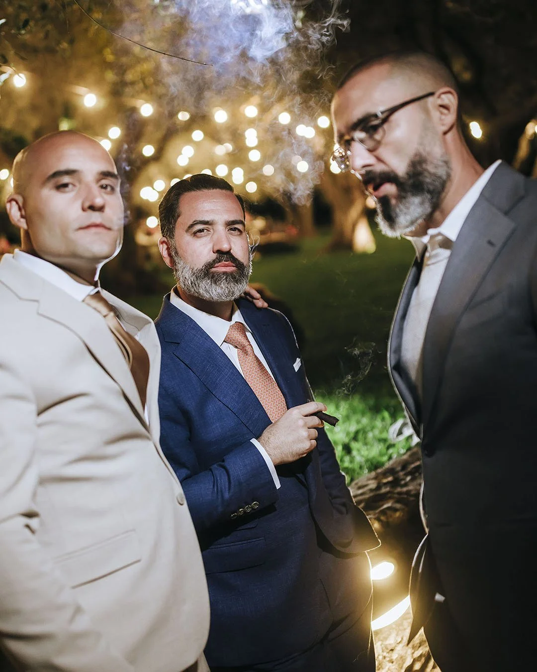destination-wedding-tuscany-siena-terre-di-nano-photographer. groom with his groomsmen smoking cigars
