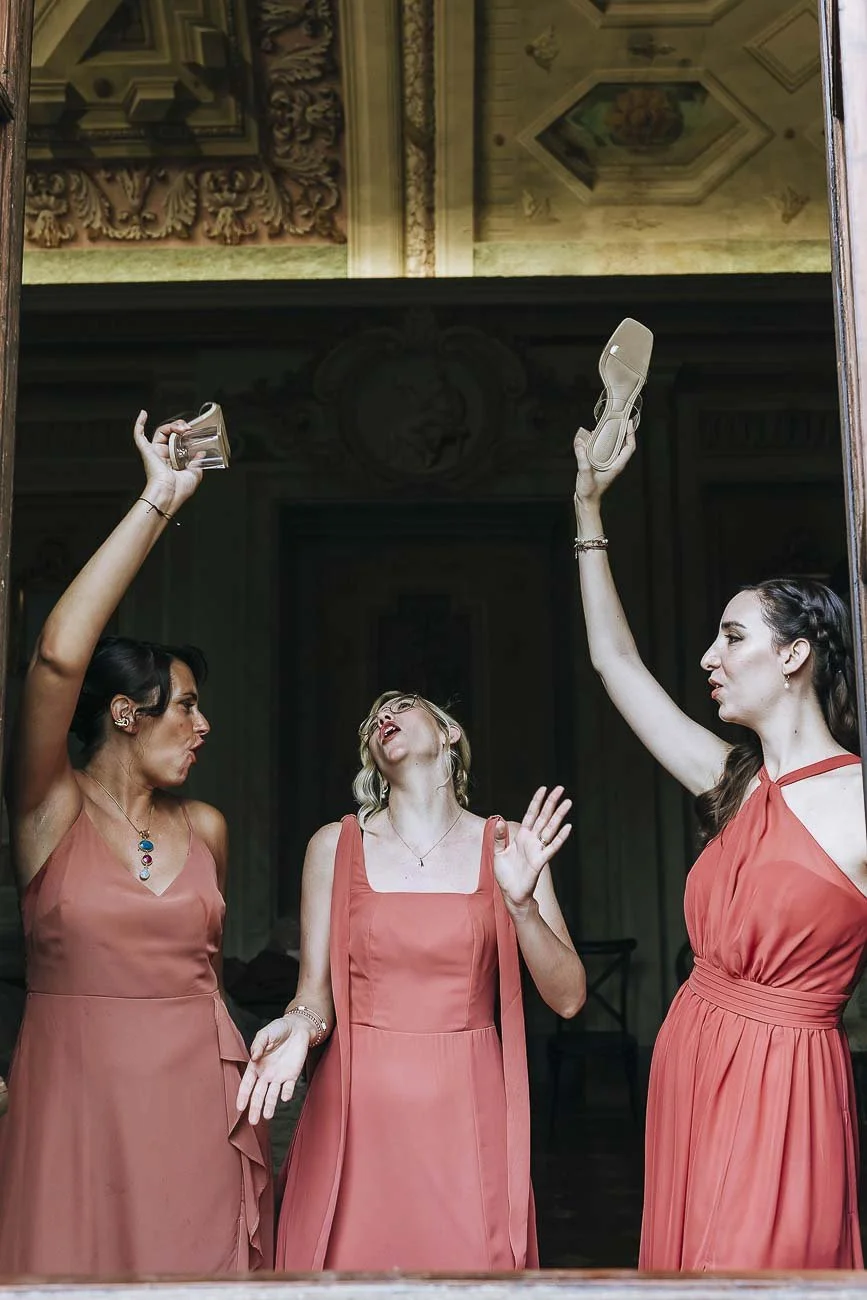 Destination wedding at Castello di Montegufoni in Florence, photo by Rellini art studio documentary wedding photographers in Tuscany. Bridesmaids having fun and celebrating 