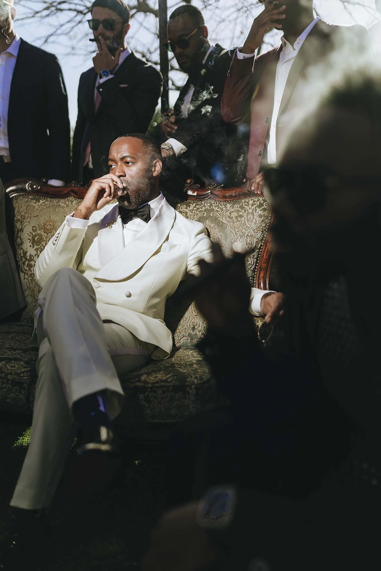 Cool and elegant groom smoking cigars with his groomsmen at Castello di Petrata in Umbria. Photo by Rellini art studio best wedding photographer in Umbria