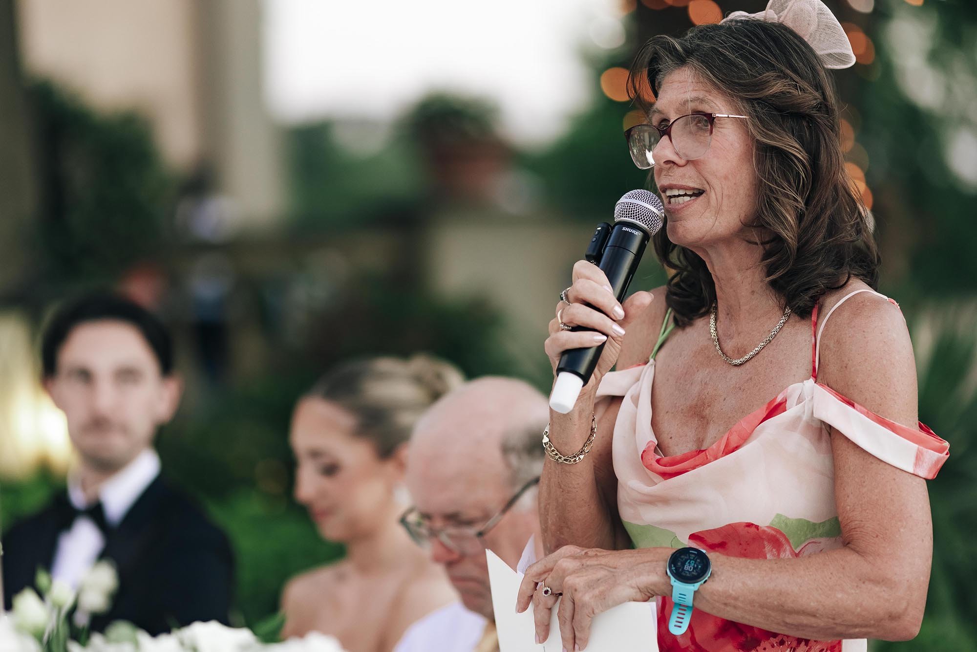 Moments of the speeches during te dinner wit the warm light of the sunset