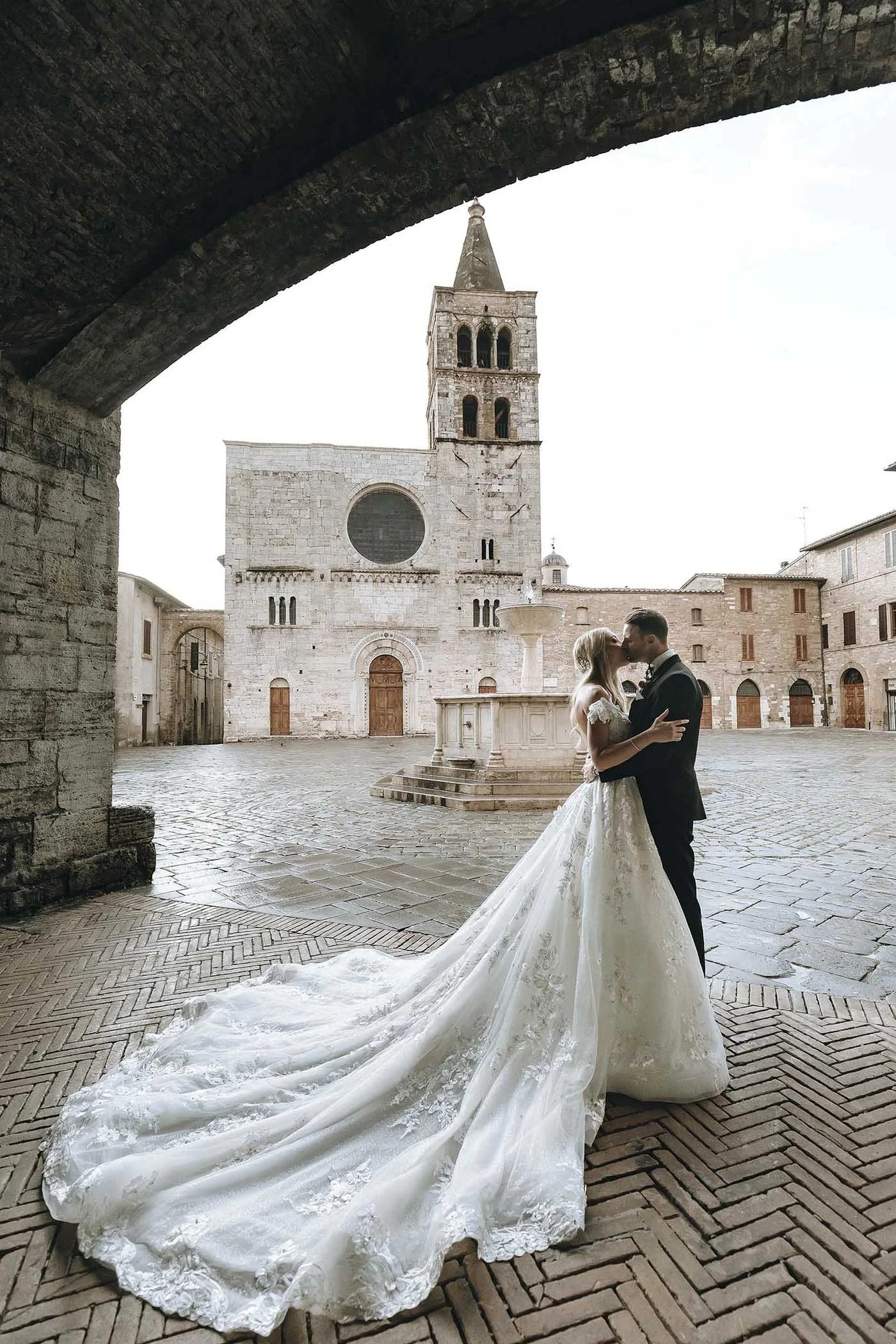 Bride and groom kissing in Bevagna, idyllic village in Umbria. Photo by Rellini art studio best wedding photographers in Umbria