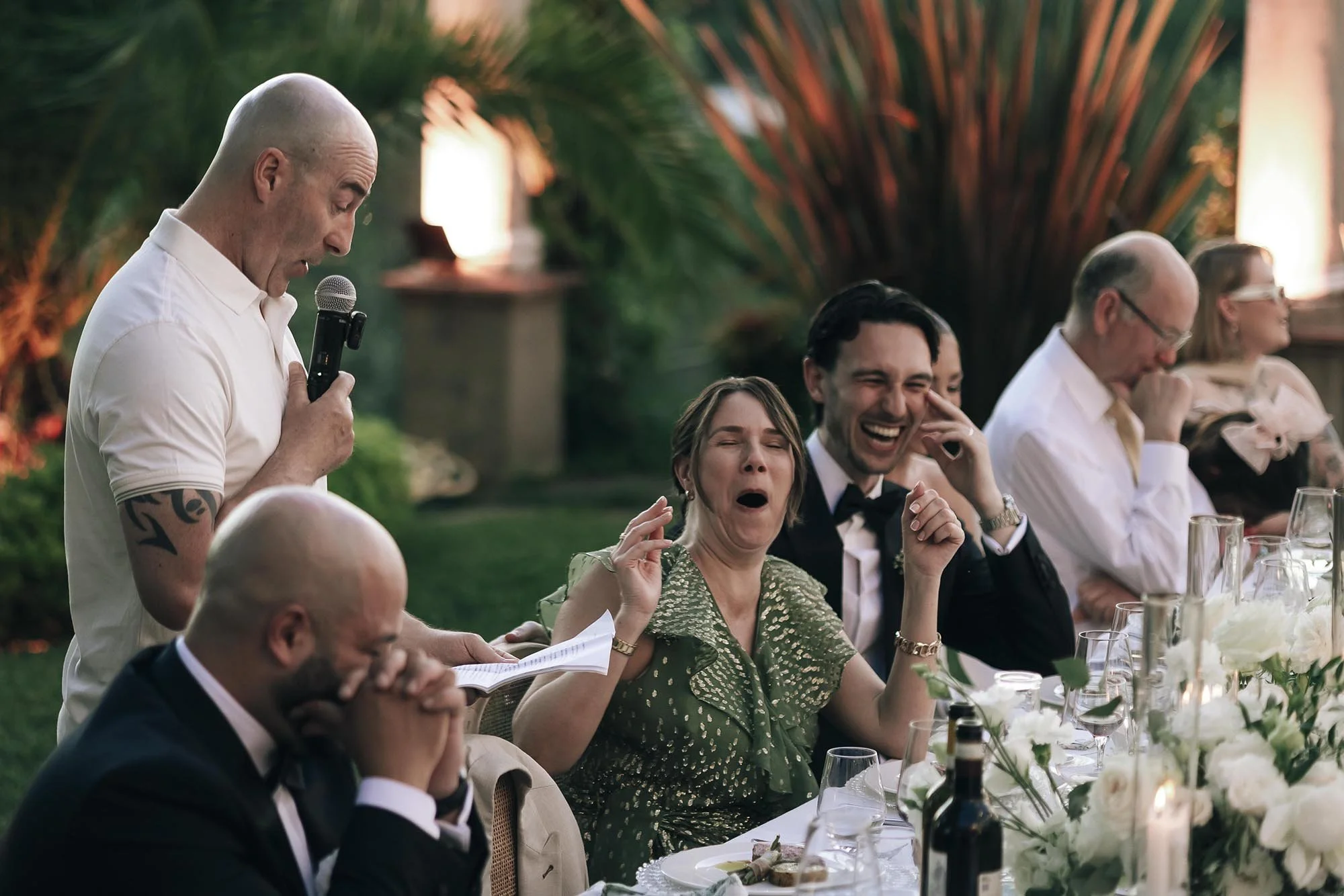 Moments of the speeches during te dinner wit the warm light of the sunset