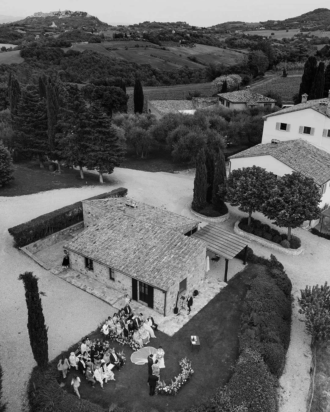 destination-wedding-tuscany-siena-terre-di-nano-photographer. aerial view of the wedding ceremony at Terre di Nano near Siena