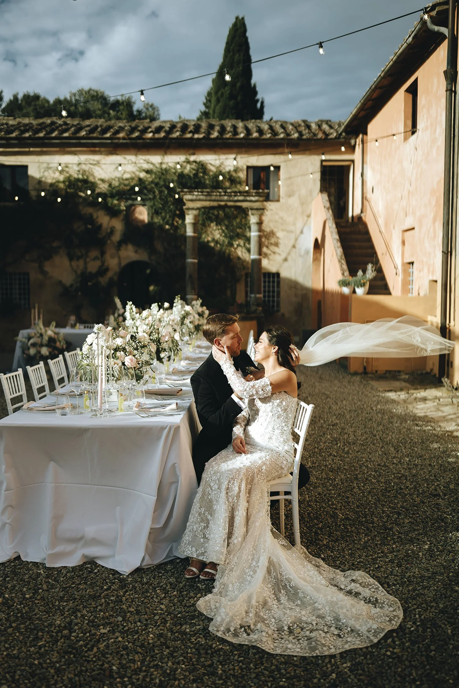 destination-wedding-tuscany-siena-villa-catignano-photographer. bride and groom sitting at the dinner tables