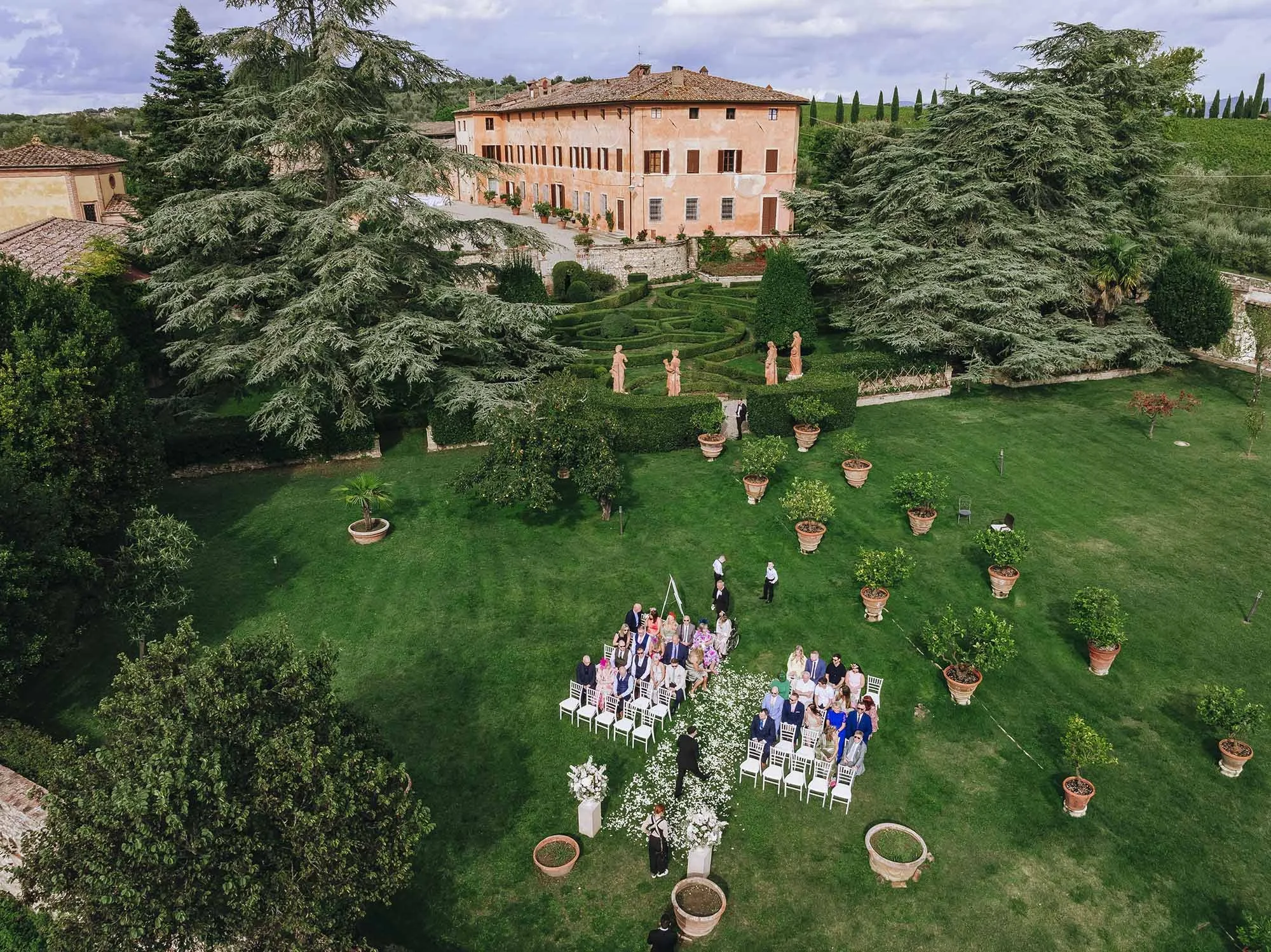 destination-wedding-tuscany-siena-villa-catignano-photographer. aerial view of the ceremony area