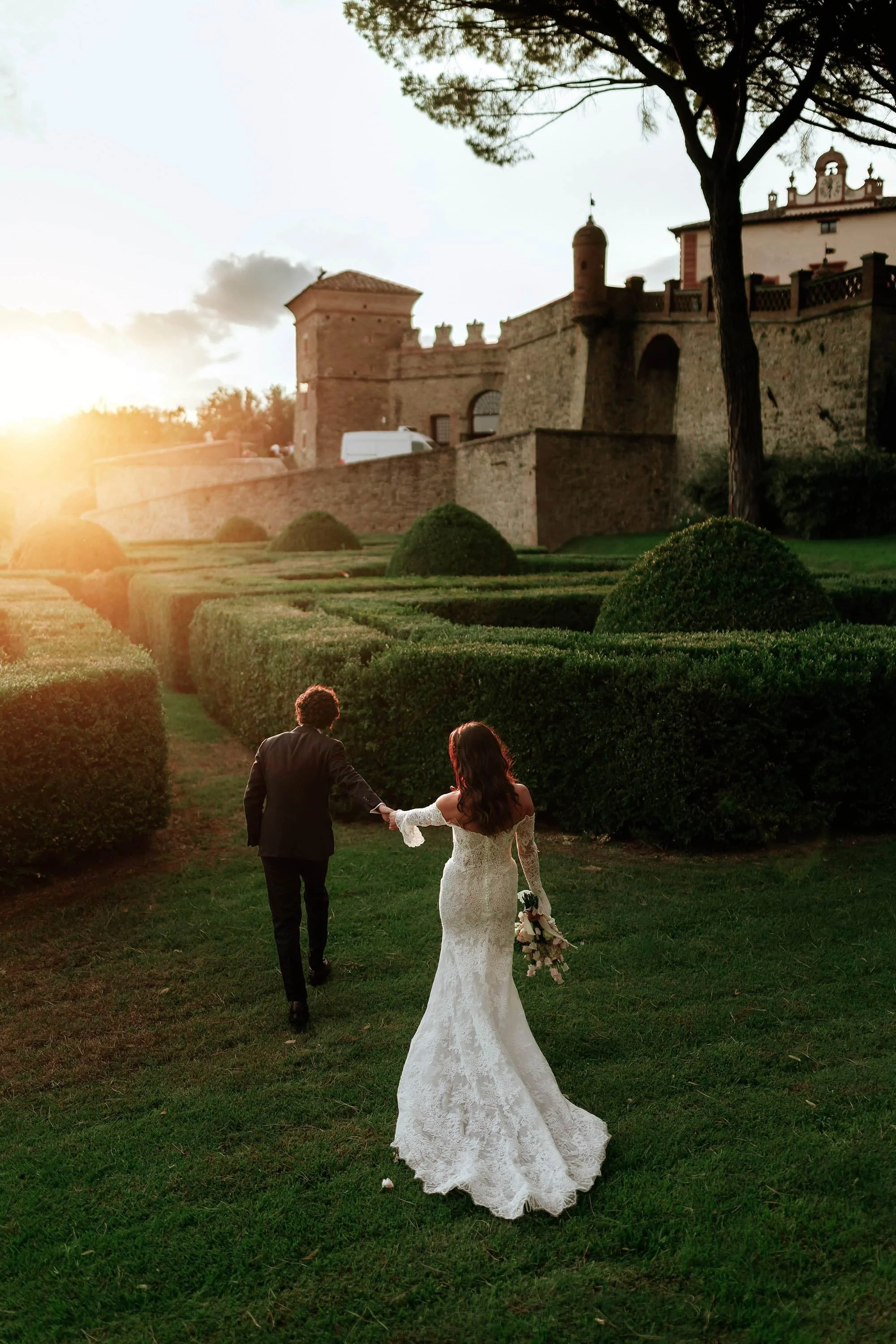 Bride and groom portrait at sunset at Castello di Solfagnano in Umbria, photo by Rellini art studio best wedding photographers in Umbria