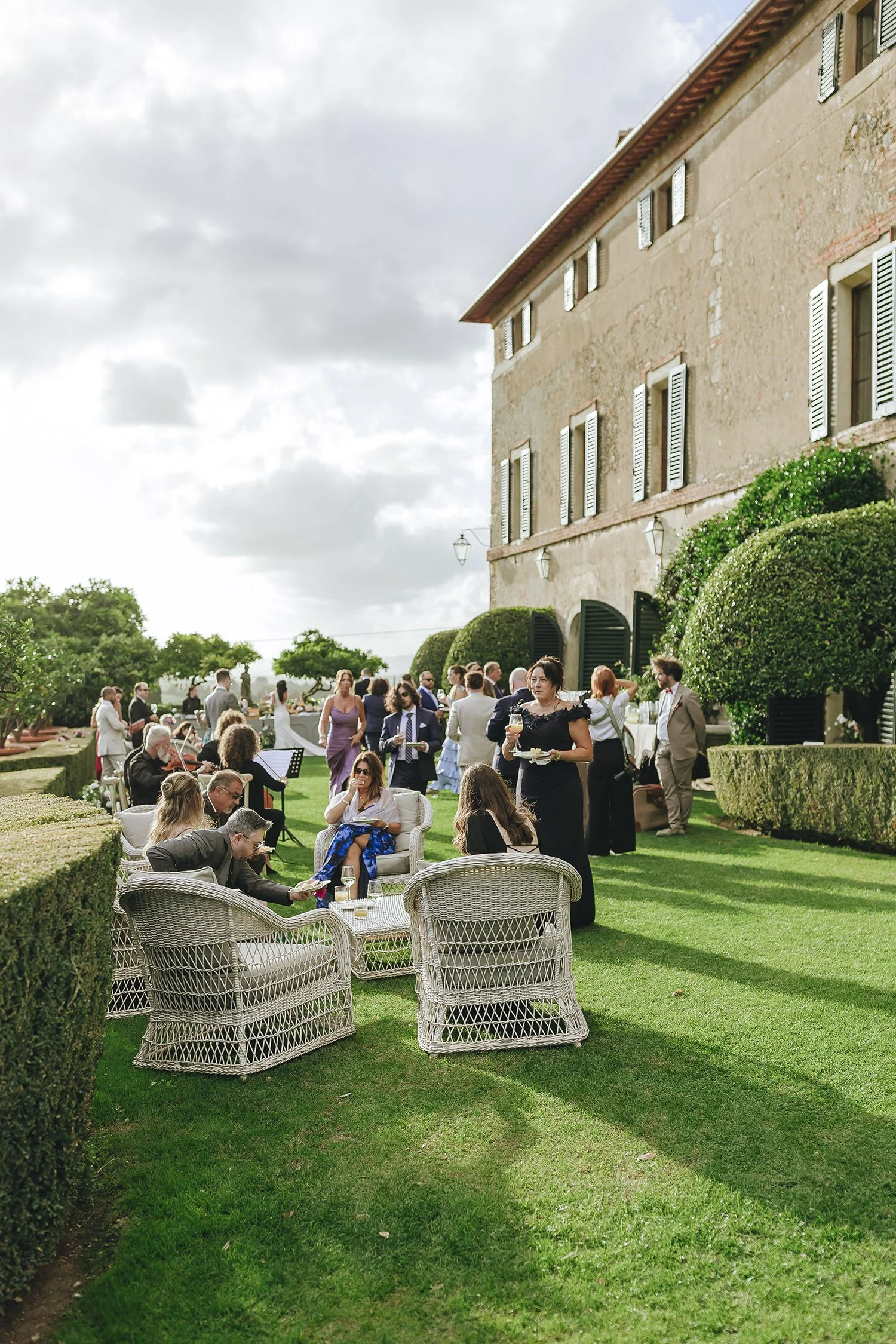 Cocktail at Borgo Stomennano with guests enjoying the aperitivo