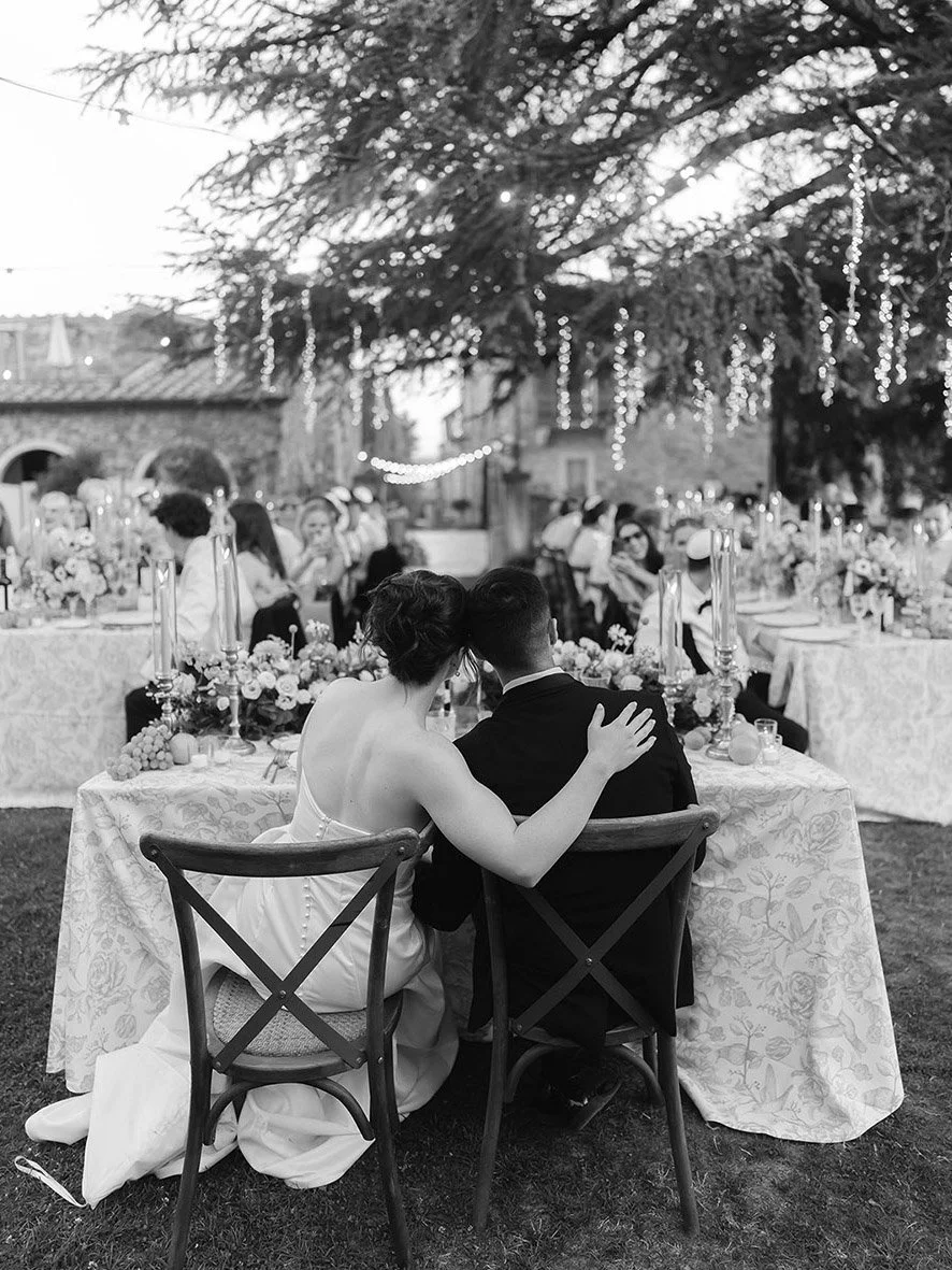 destination-wedding-tuscany-siena-borgo-laticastelli-photographer. bride and groom sitting at the table during the dinner