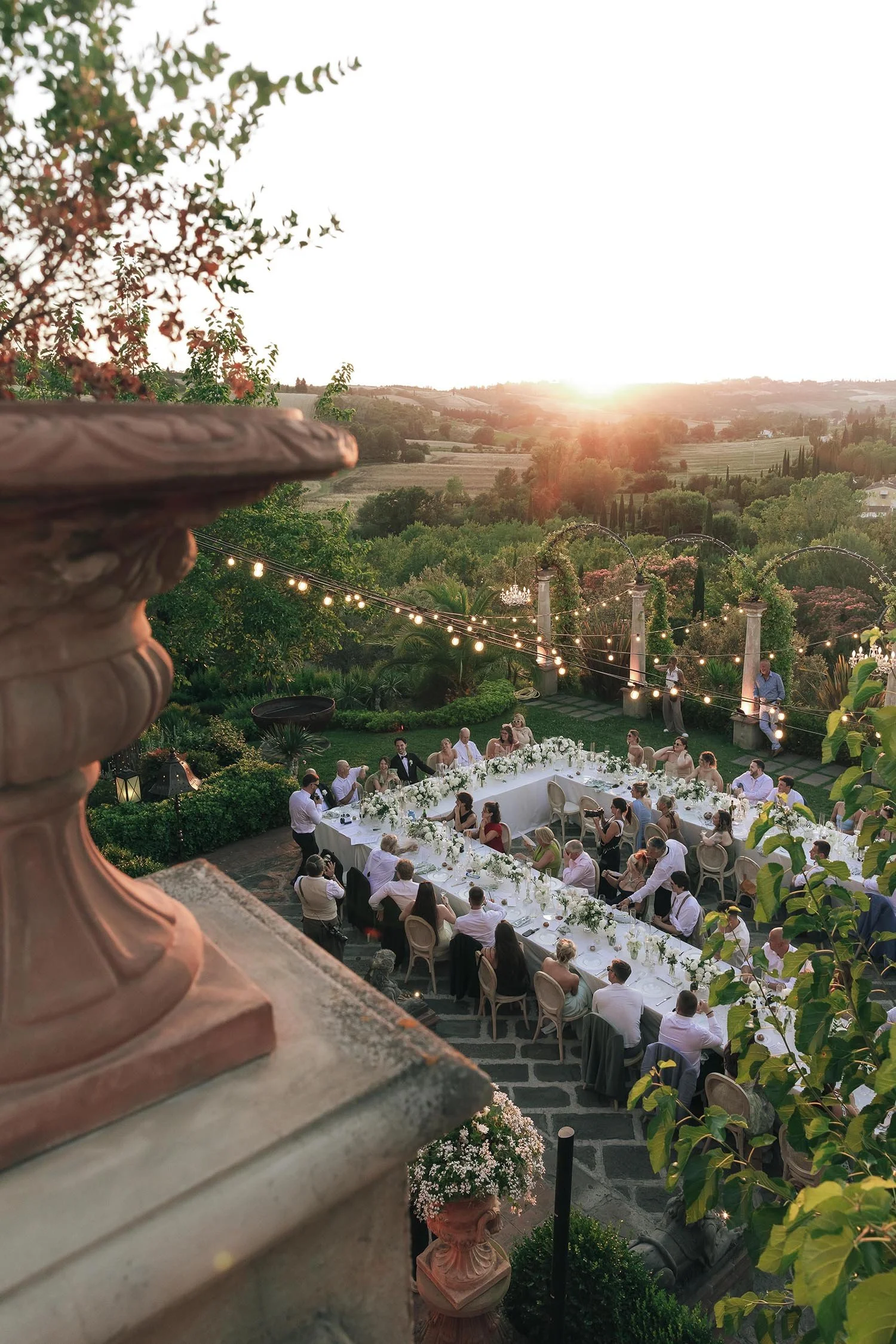 Moments of the speeches during te dinner wit the warm light of the sunset