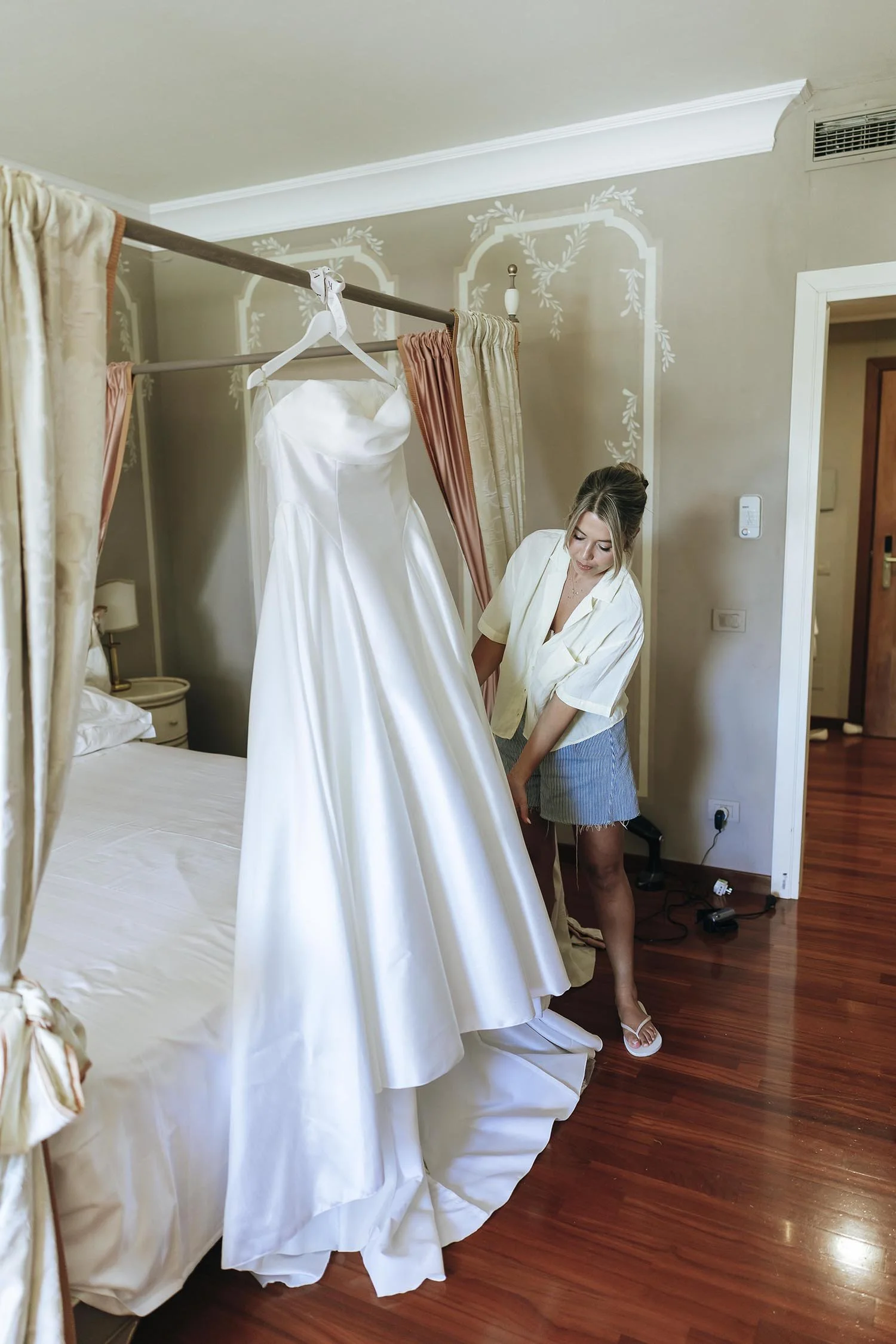 the sister of the bride checking the dress