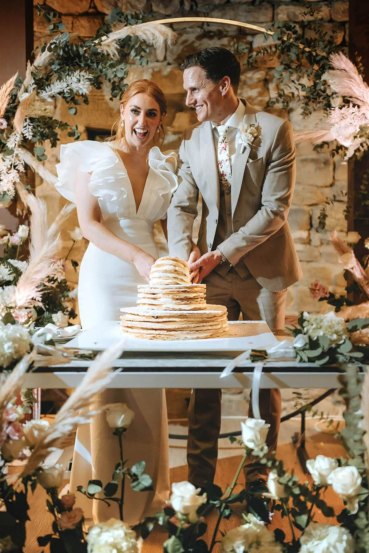 bride and groom cutting the cake at Castello di Rosciano