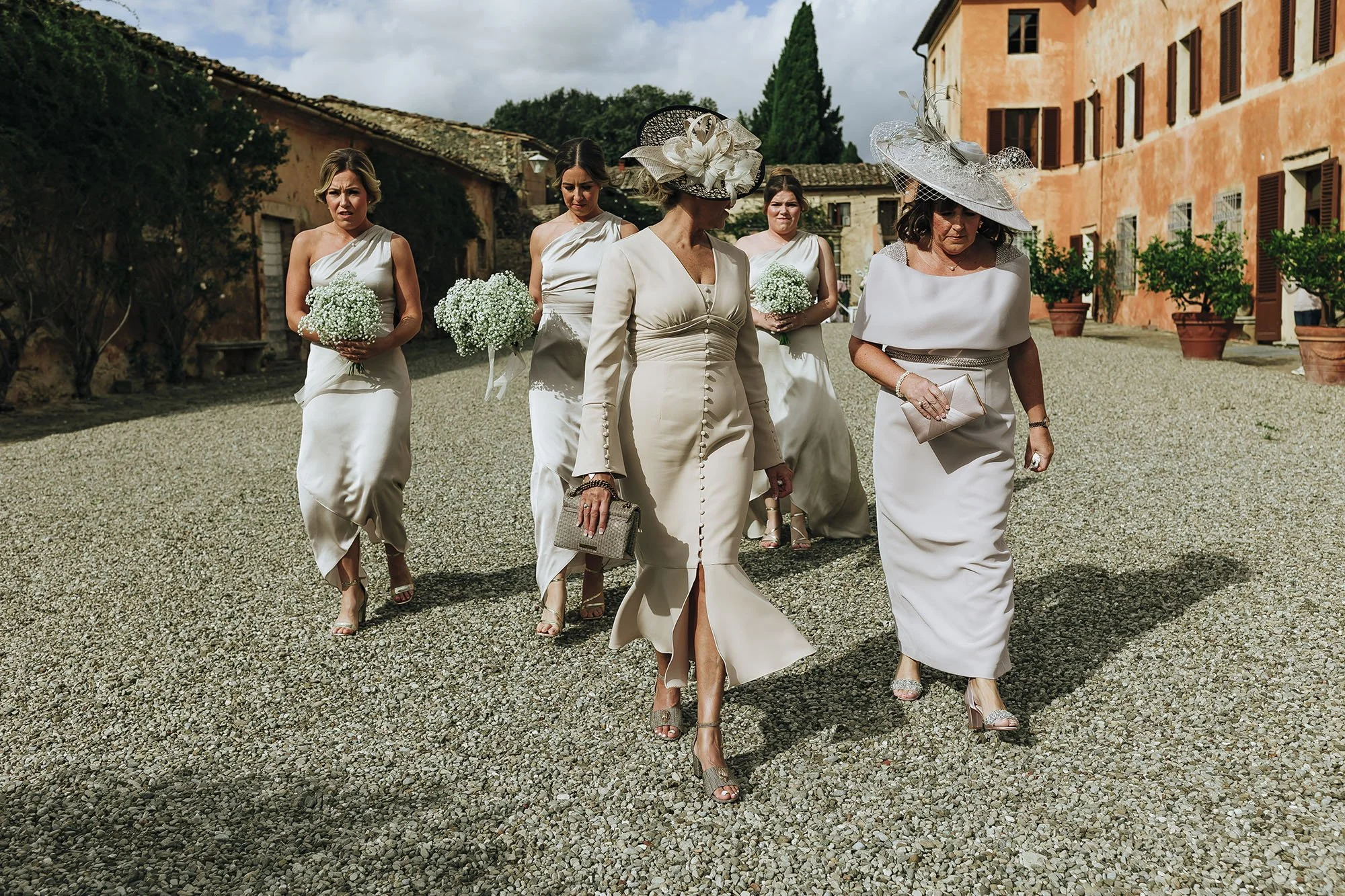 destination-wedding-tuscany-siena-villa-catignano-photographer. guests approaching the ceremony area