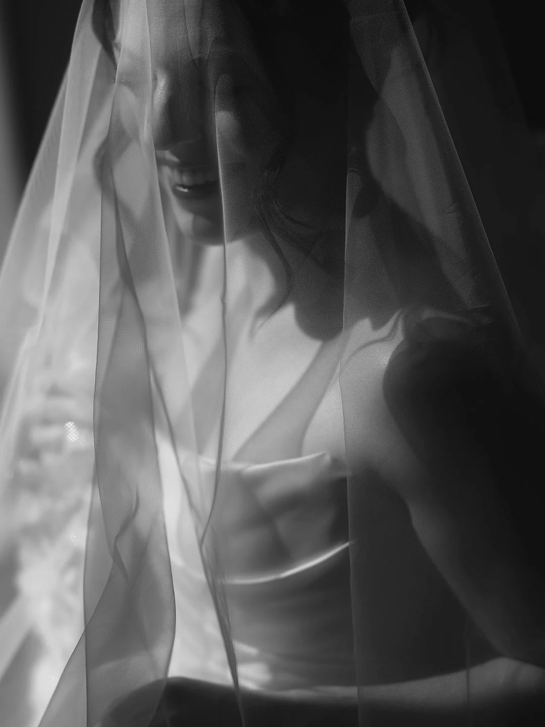 destination-wedding-tuscany-siena-borgo-laticastelli-photographer. elegant portrait of the bride under the veil