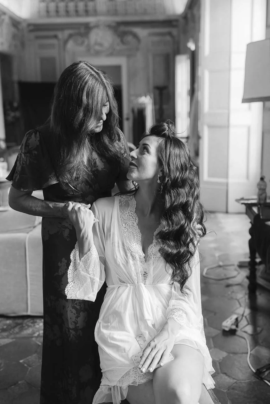 Destination wedding at Castello di Montegufoni in Florence, photo by Rellini art studio documentary wedding photographers in Tuscany. Bride with her mom looking emotional during the getting ready 