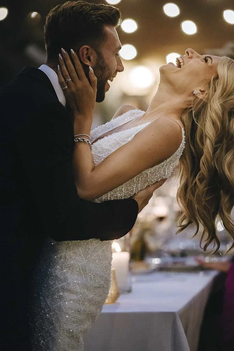 Romantic kiss of bride and groom on their destination wedding in Siena Tuscany. Photo by Rellini art studio wedding photographers in Siena
