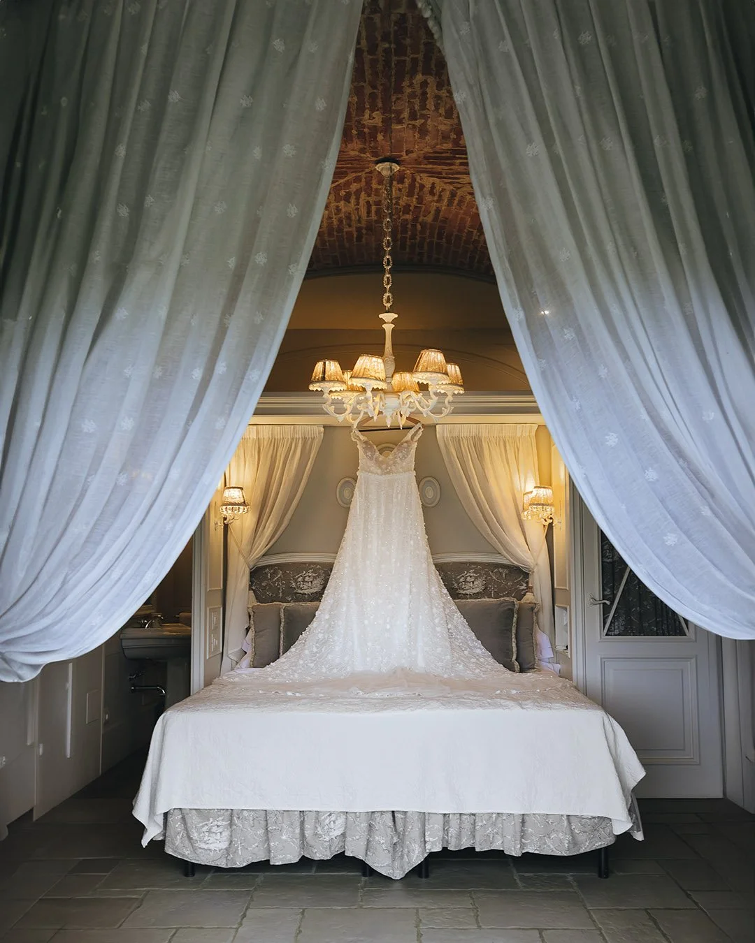 Bridal room with the bride dress at Villa le Fontanelle in Florence
