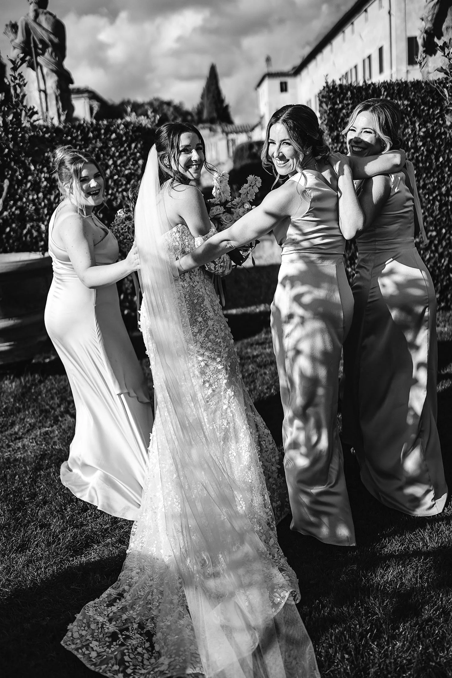 destination-wedding-tuscany-siena-villa-catignano-photographer. candid group photo of the bride with her bridesmaids
