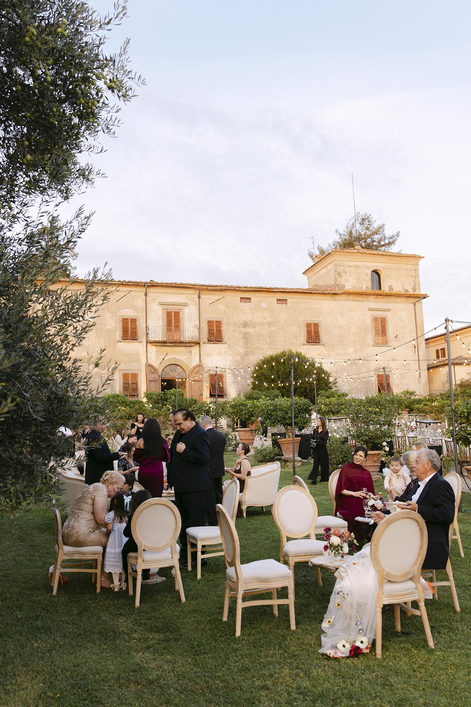 Guests seated during the apertitivo with VIlla Medicea di Lilliano in the backgorund