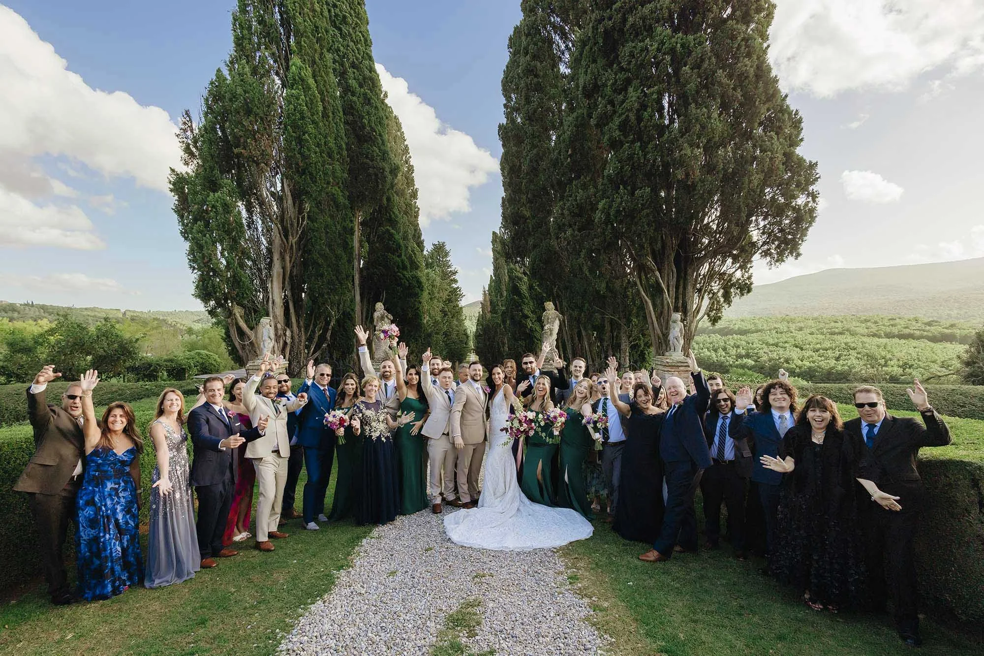 Group photo with all the guests at the wedding at Borgo Stomennano after the ceremony