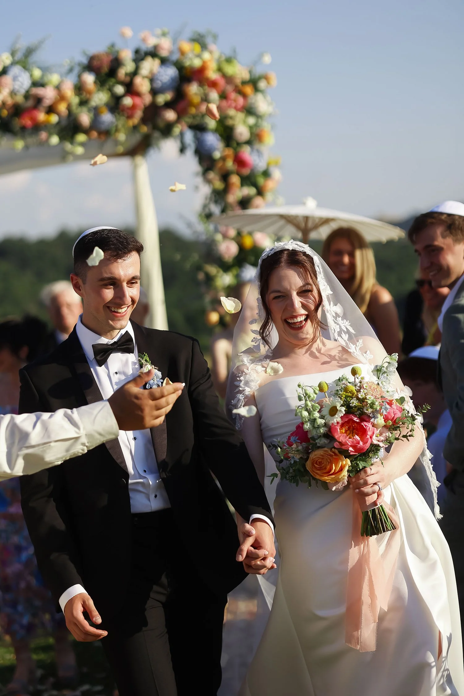 destination-wedding-tuscany-siena-borgo-laticastelli-photographer. bride and groom celebrated by their guests throwing confetti