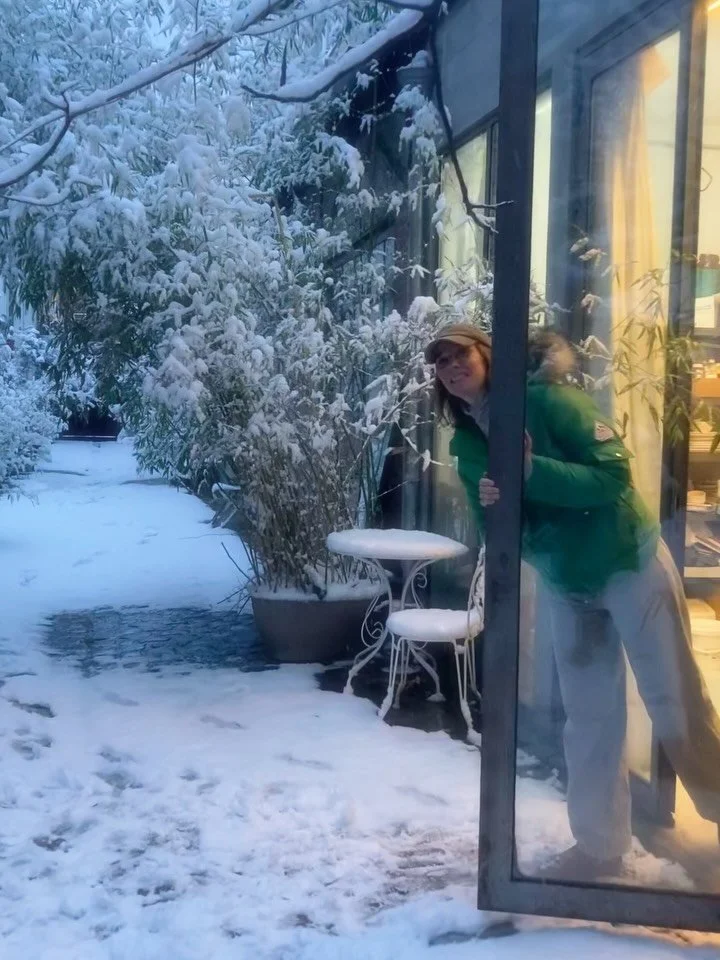 ✨H A P P Y 💗 2 0 2 6 🎉

Sous la neige de Saint-Ouen avec ma co‑poti&egrave;re pr&eacute;f&eacute;r&eacute;e @julietteminne ❄️💛 Merci pour votre soutien et votre fid&eacute;lit&eacute; cette ann&eacute;e ! Et vivement 2026 avec vous!!✌🏻