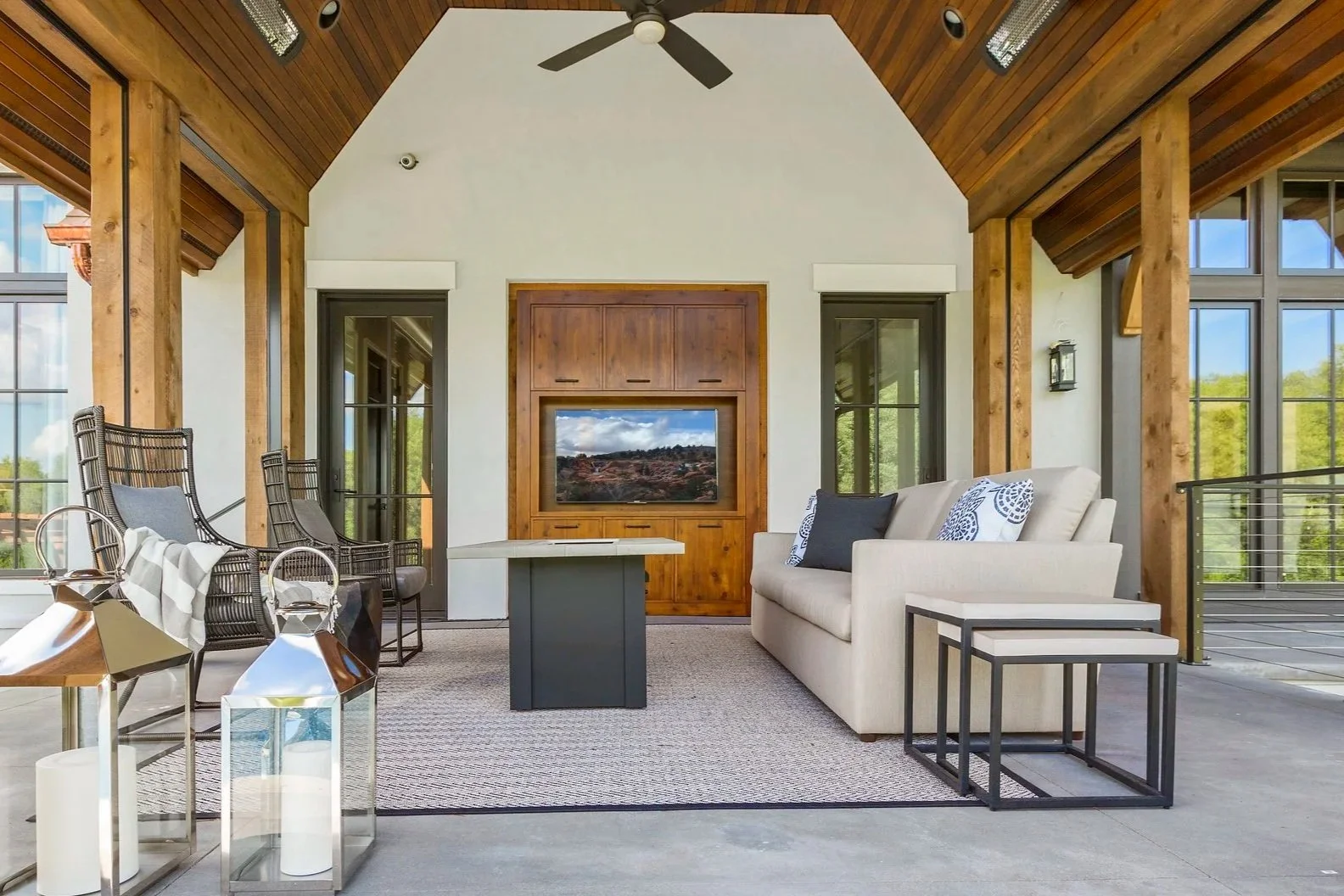 outdoor-screen-porch-lounge-furniture-television