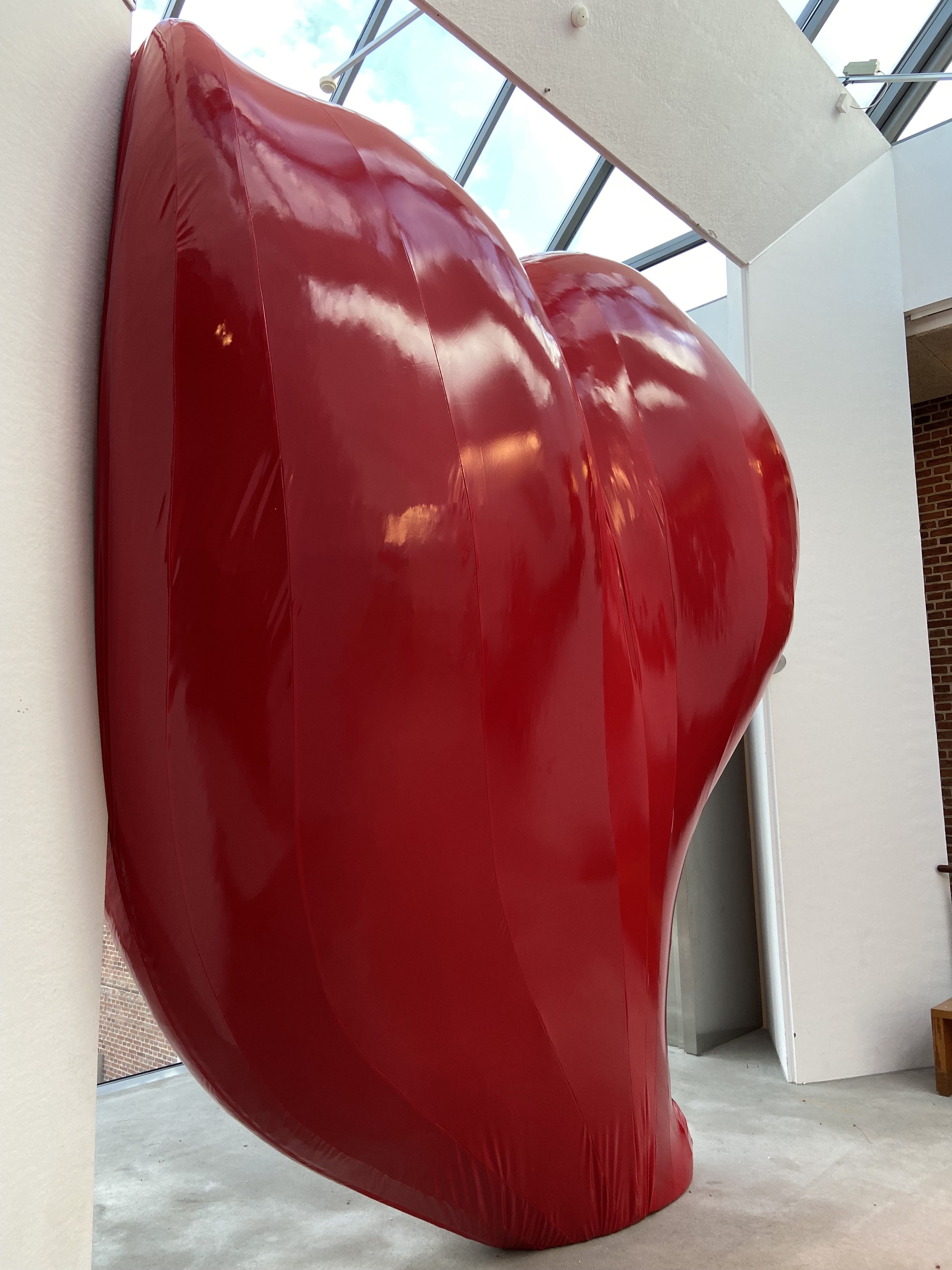 A squeezed heart by Julie Stavad. A lot of fitting and sewing in red lacquer fabric. Created with 10Tons and Weirdwear for Vejle kunstmuseum.