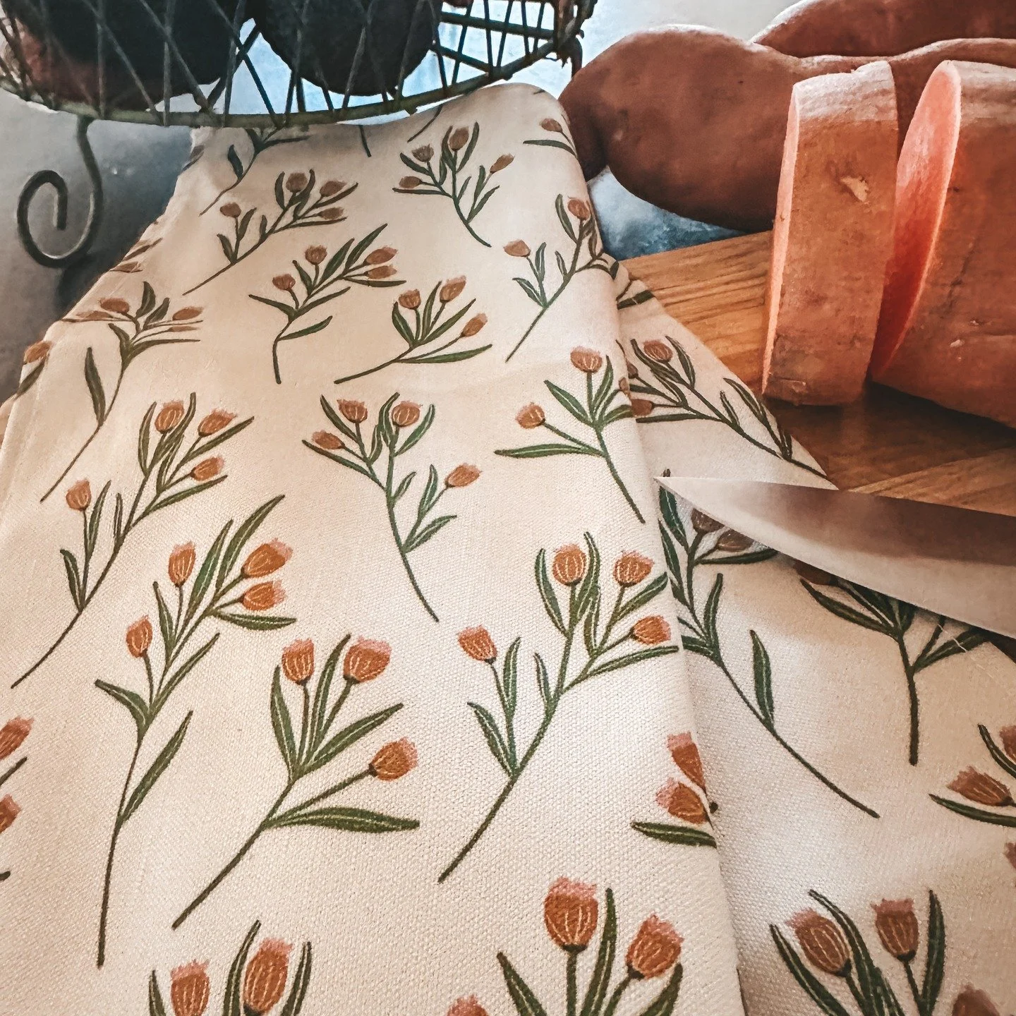 Flashback to Thanksgiving prep😉, a tea towel with one of my fall-ish prints from my Caileigh Grove collection @Spoonflower

Link to my Spoonflower shop in my bio