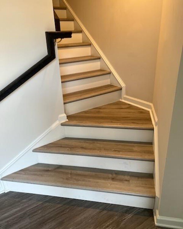 New LVP stair nosing and full treads for this home owner. These are not coordinating&hellip; they are MATCHING TREADS. Ripped out their builder grade carpet with beautiful @shawfloors Anvil+ LVP. Next is the custom stair runner.