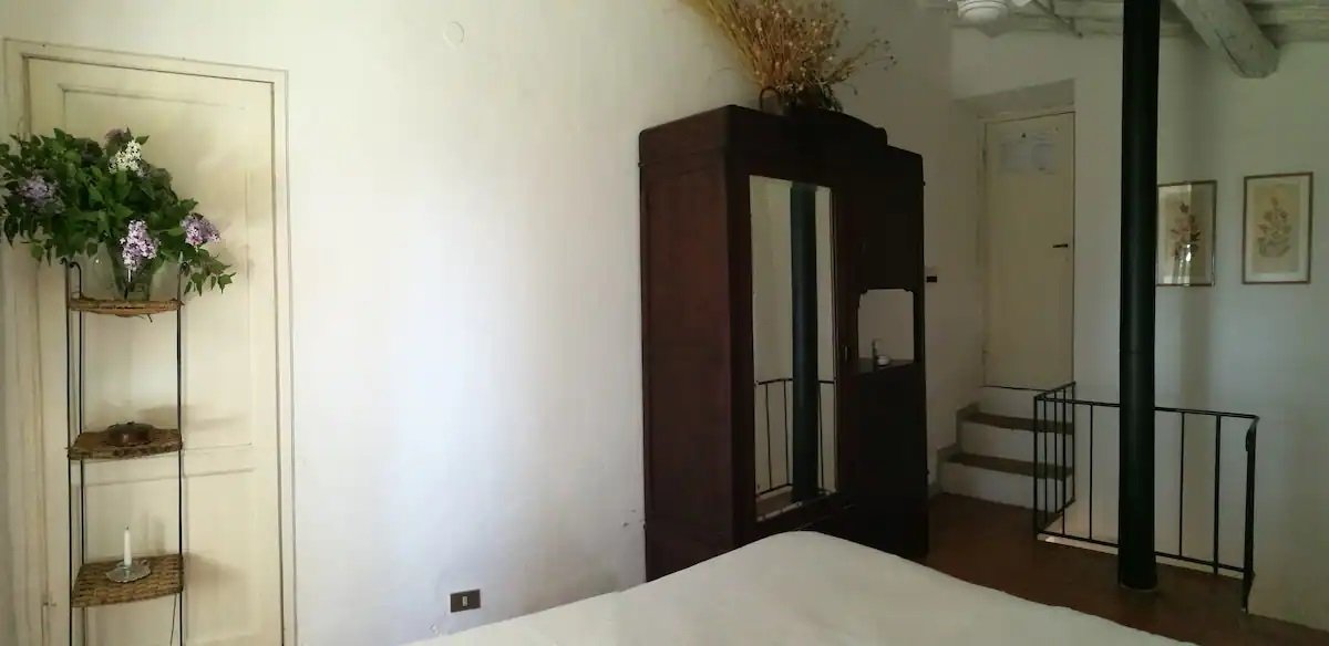 Camera da letto e porta del bagno dell'Appartamento verde