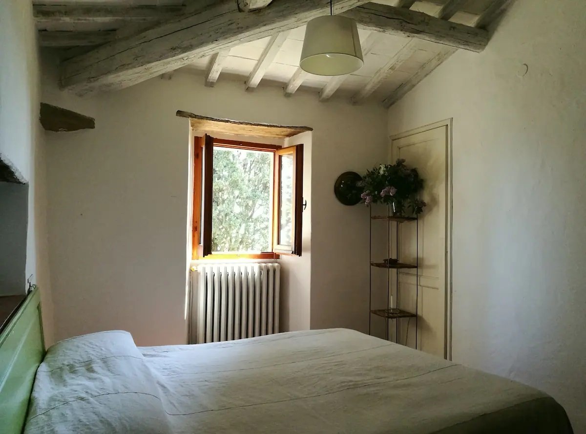 Camera da letto dell'Appartamento verde che dà sulla vallata toscana del Valdarno