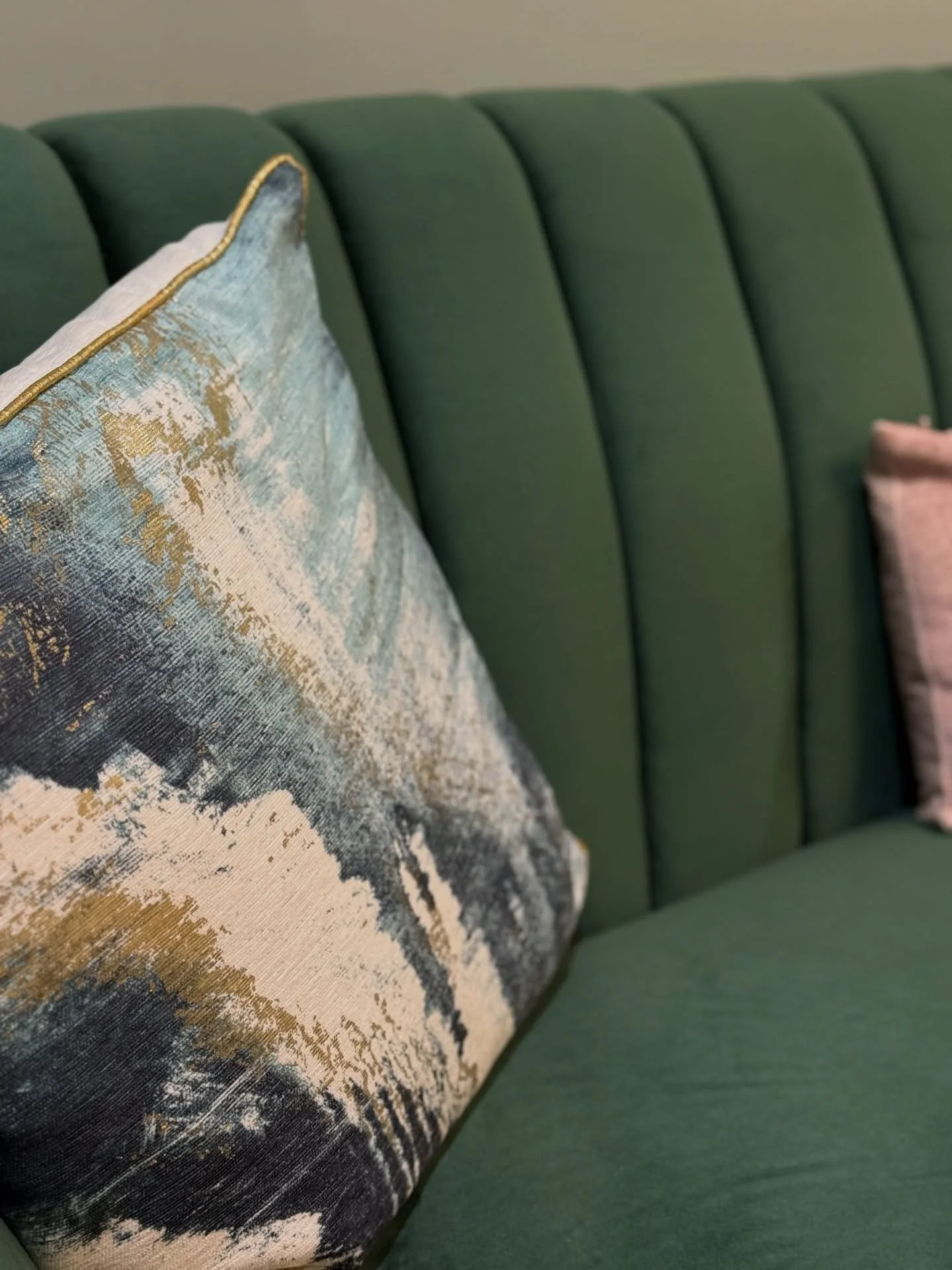 Come in and get comfortable! 🤗

In our cosy studio in Kingsdown, we&rsquo;ll spend around two hours together designing your wedding rings, chatting through ideas, trying on samples, and creating something that feels perfectly &lsquo;you&rsquo;. 

Bo