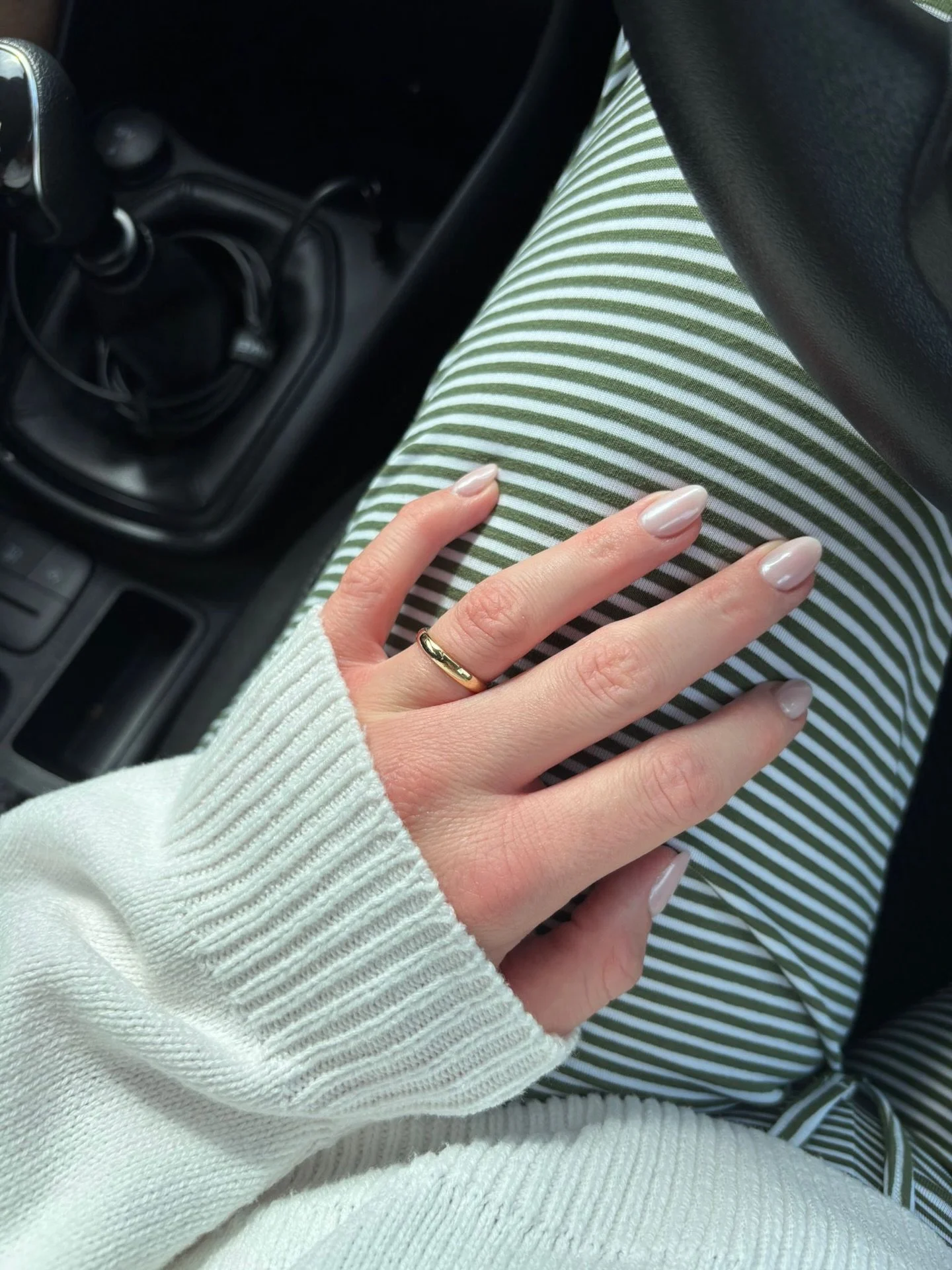 Plain bands aren&rsquo;t boring, they&rsquo;re classic, intentional and timeless 💍✨

We love seeing our rings in your every day life so please keep sending them to us! Thanks to our lovely Alex for this one 🤍

#weddinginspiration #goldweddingband #