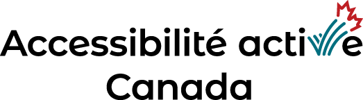 Une mère portant un enfant dans ses bras, dans un parc avec des arbres en arrière-plan.